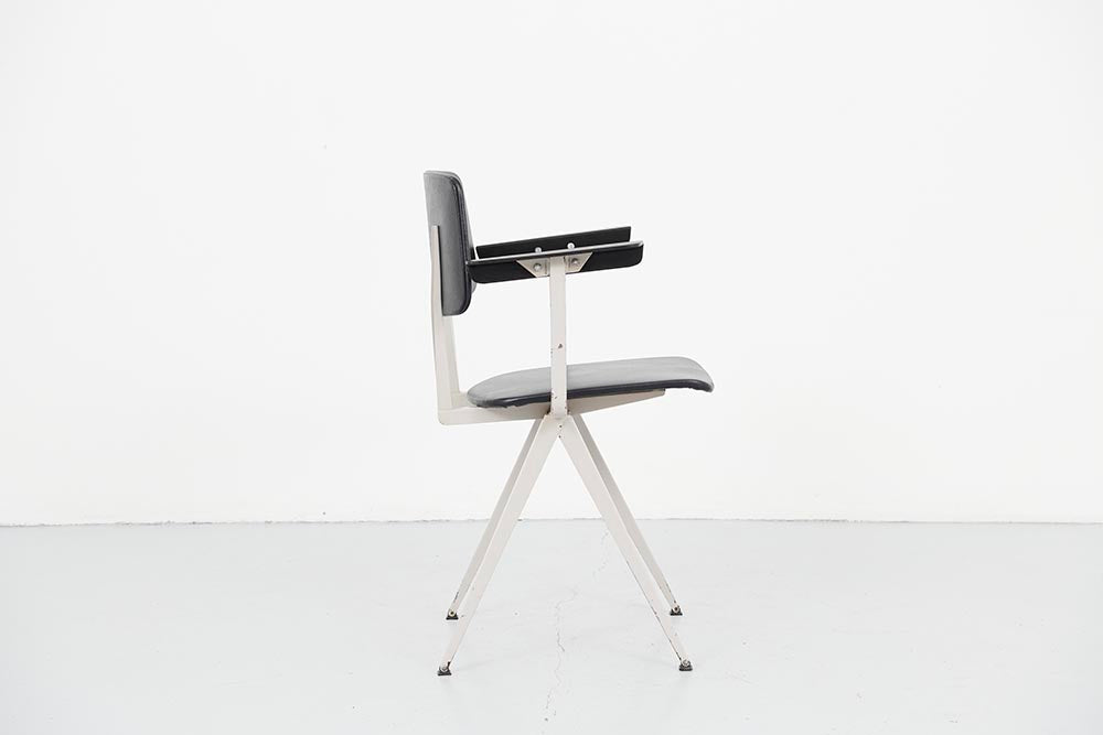 Chaise vintage Galvanitas S16 accoudoirs en simili cuir noir