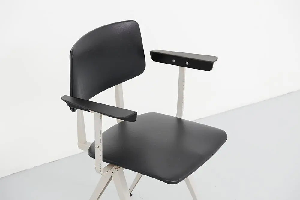 Chaise vintage Galvanitas S16 accoudoirs en simili cuir noir Cartel de Belleville