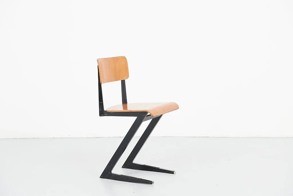 Chaise d'école zig zag chêne et noir Cartel de Belleville