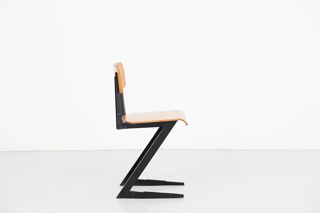 Chaise d'école zig zag chêne et noir Cartel de Belleville