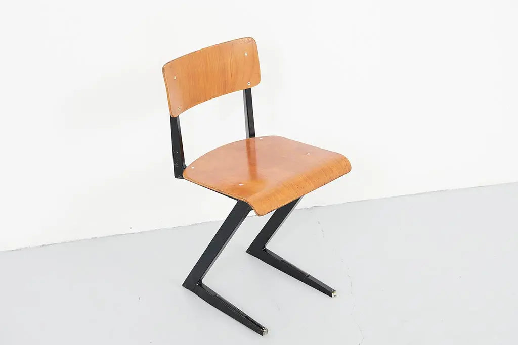 Chaise d'école zig zag chêne et noir Cartel de Belleville