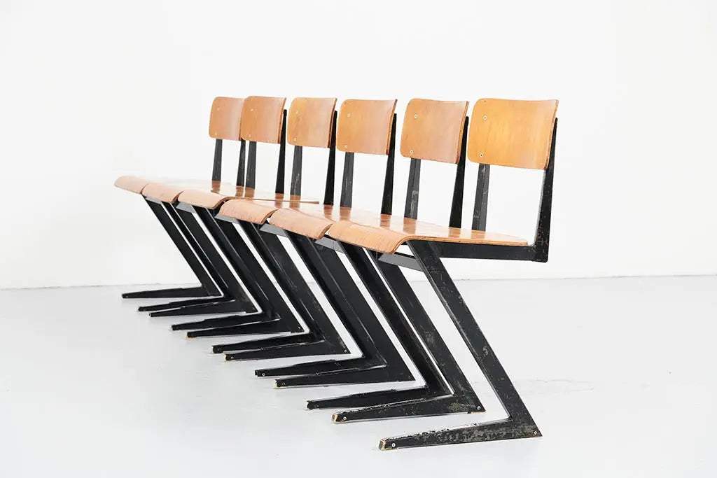 Chaise d'école zig zag chêne et noir Cartel de Belleville