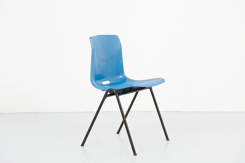Chaise vintage Galvanitas S25 plastique bleu et marron Cartel de Belleville