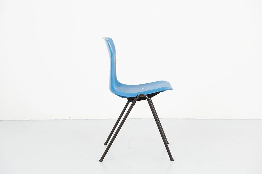Chaise vintage Galvanitas S25 plastique bleu et marron Cartel de Belleville