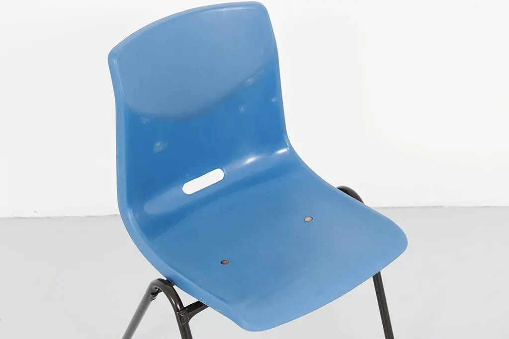 Chaise vintage Galvanitas S25 plastique bleu et marron Cartel de Belleville