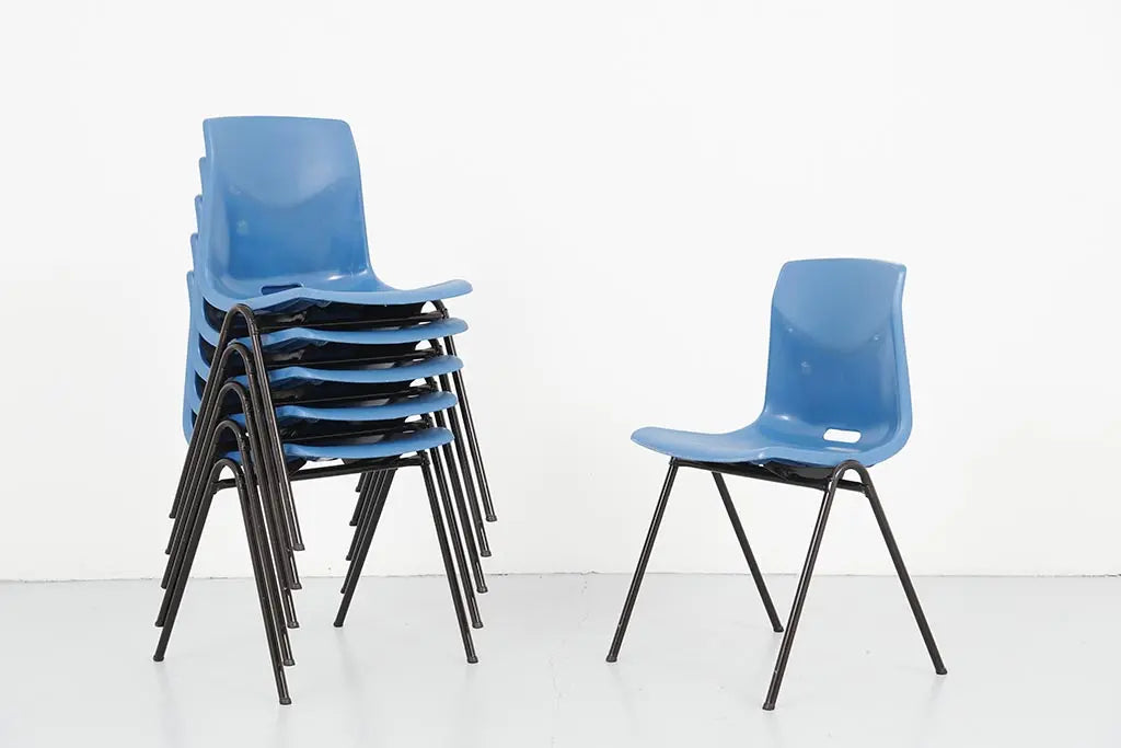 Chaise vintage Galvanitas S25 plastique bleu et marron Cartel de Belleville