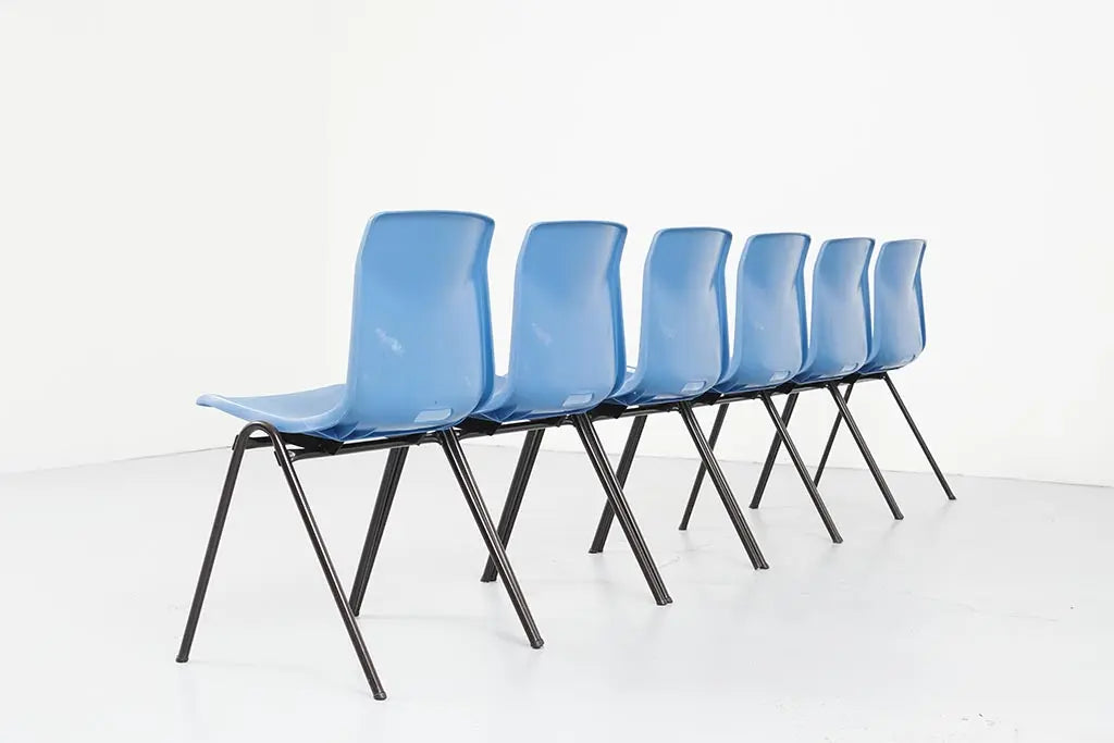 Chaise vintage Galvanitas S25 plastique bleu et marron Cartel de Belleville