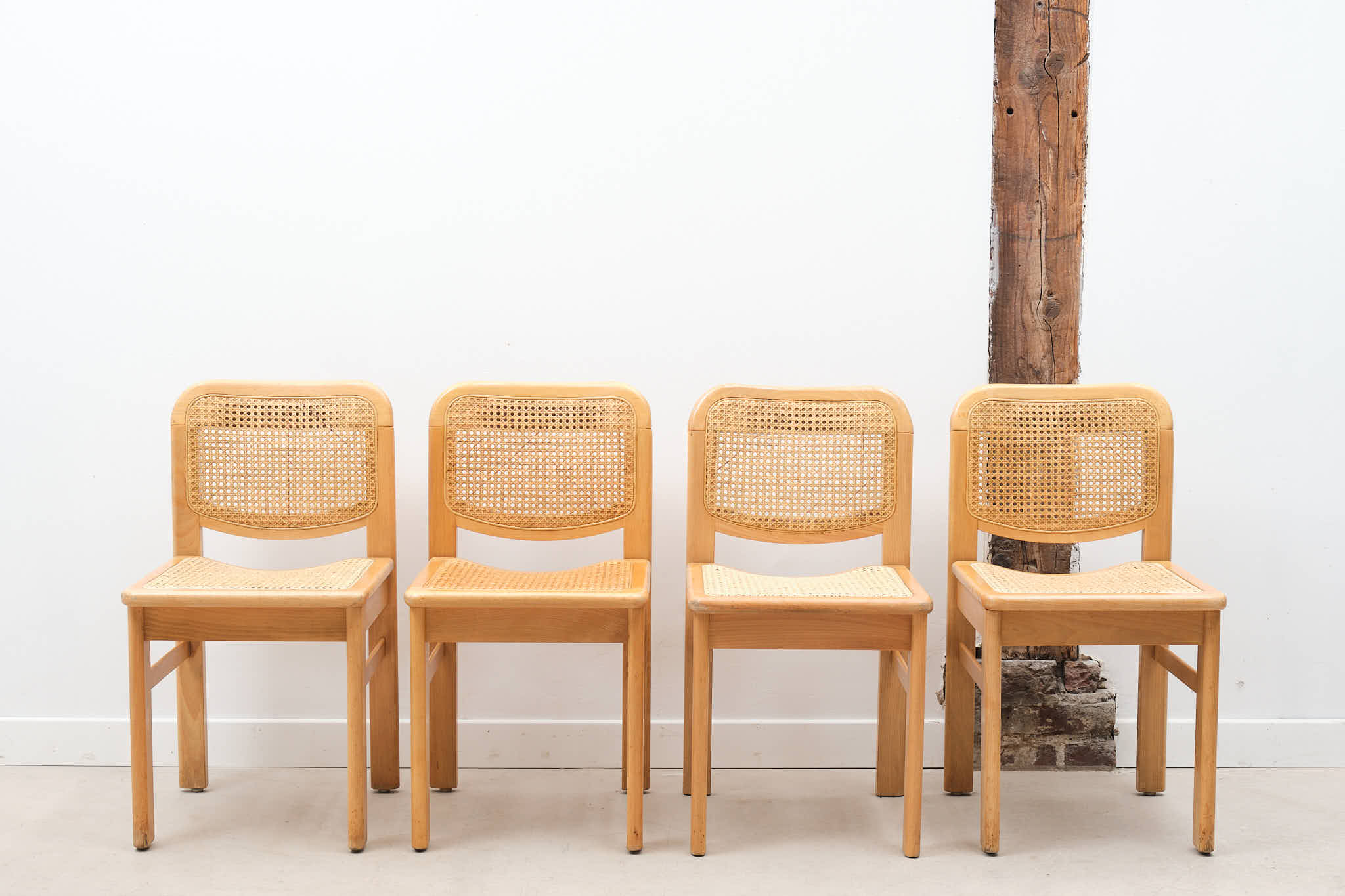 Chaise style scandinave cannage