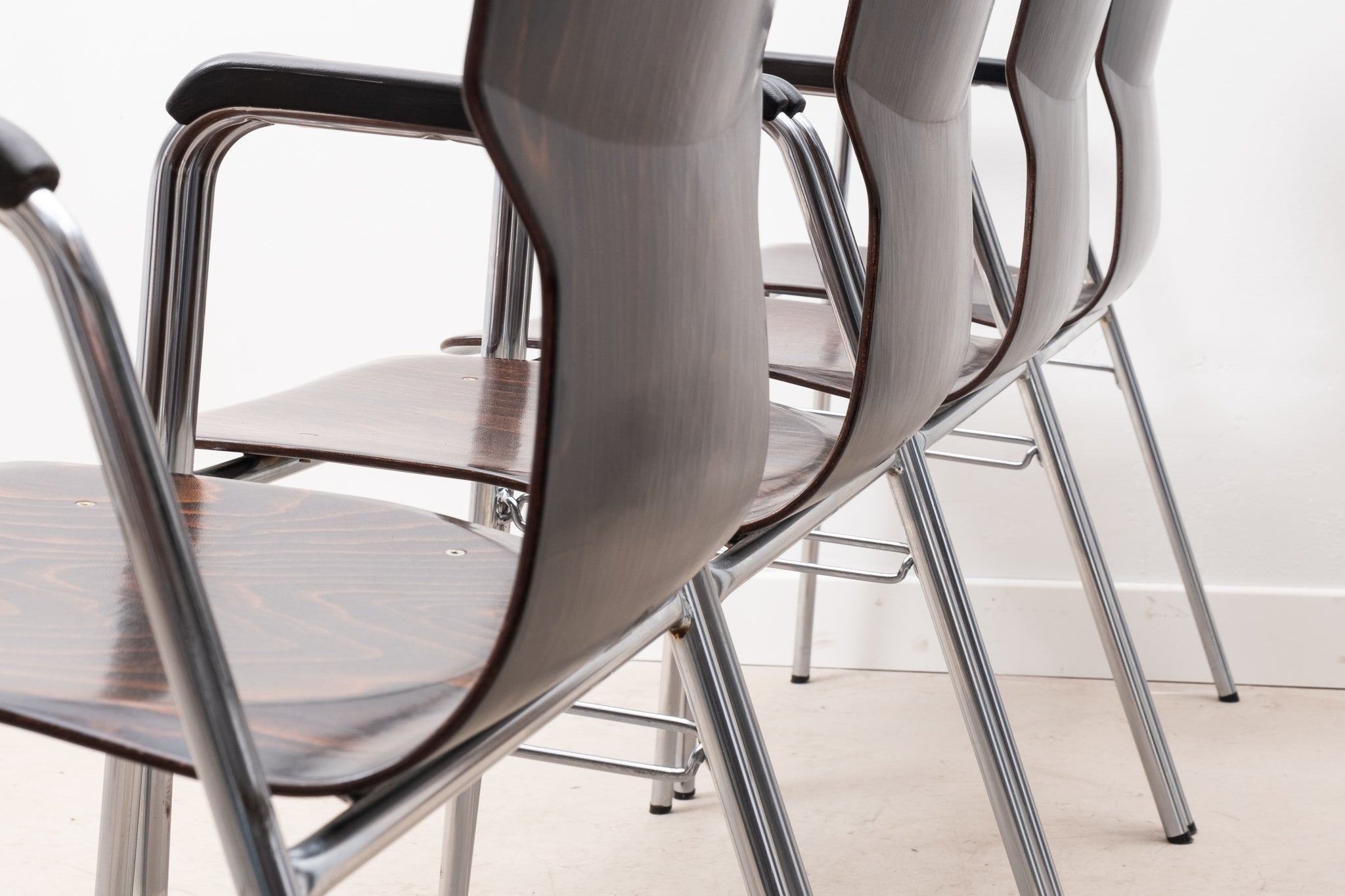 Chaises vintage Eromes Fourmi ébène et chrome Cartel de Belleville