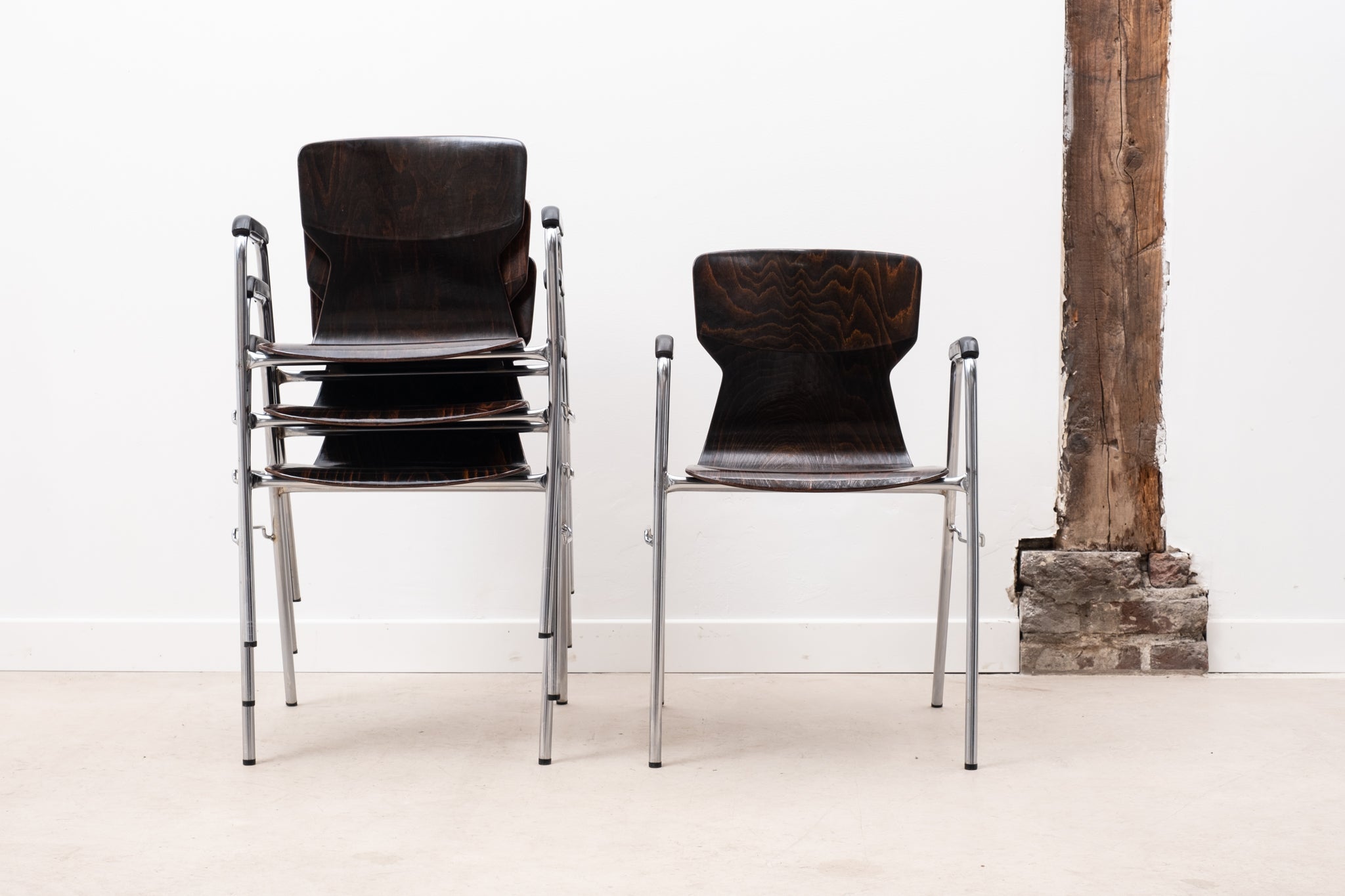 Chaises vintage Eromes Fourmi ébène et chrome Cartel de Belleville