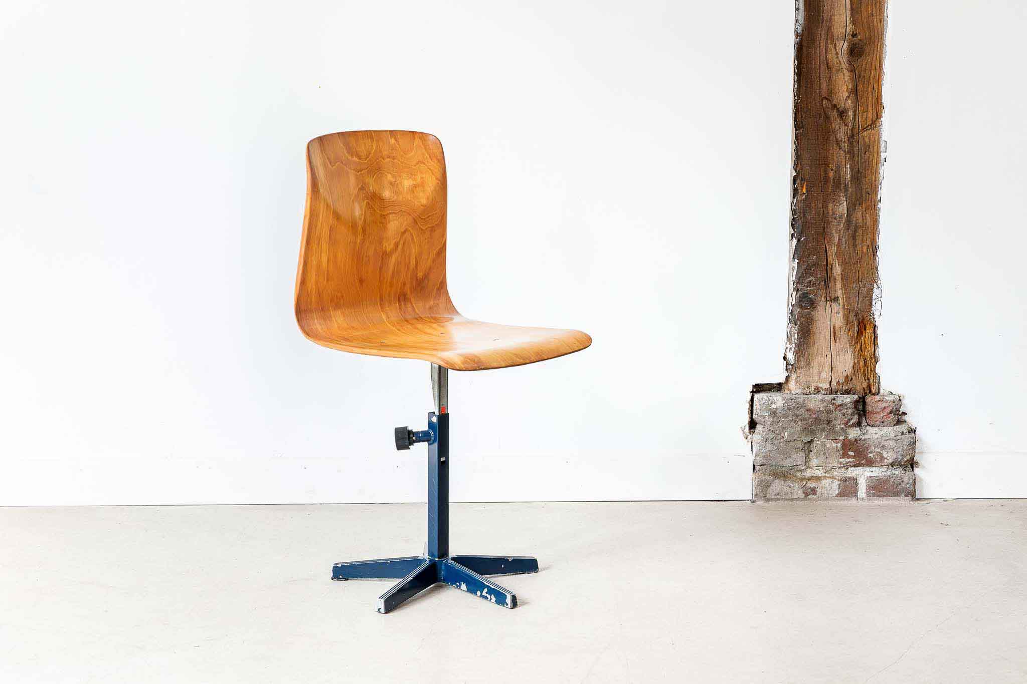 Chaise Galvanitas pied étoile bleu