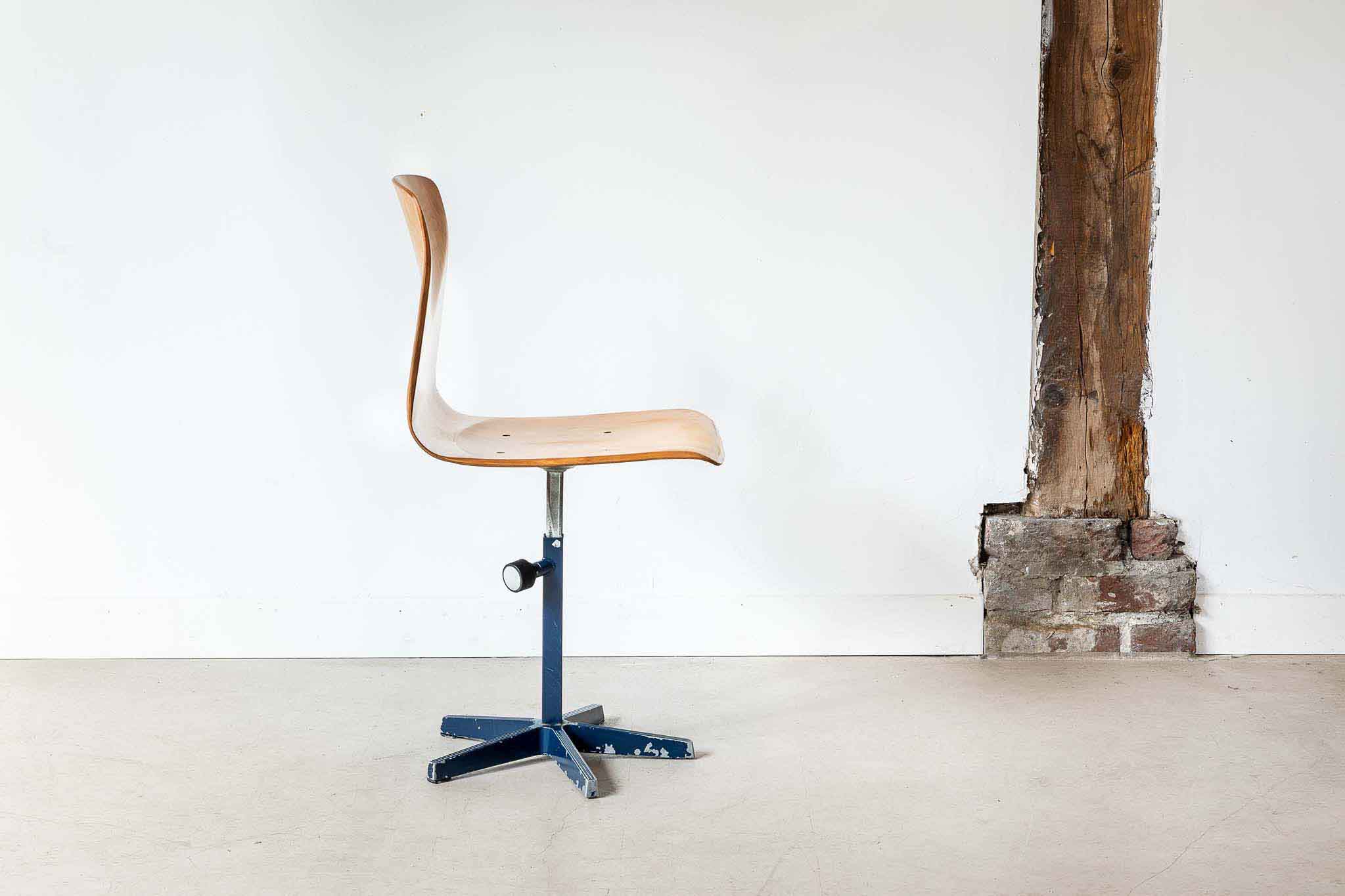 Chaise Galvanitas pied étoile bleu