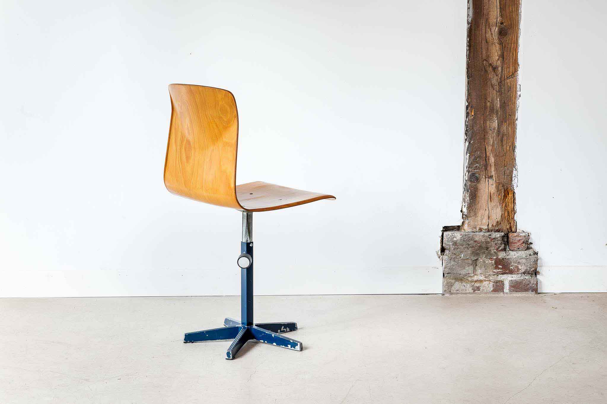 Chaise Galvanitas pied étoile bleu