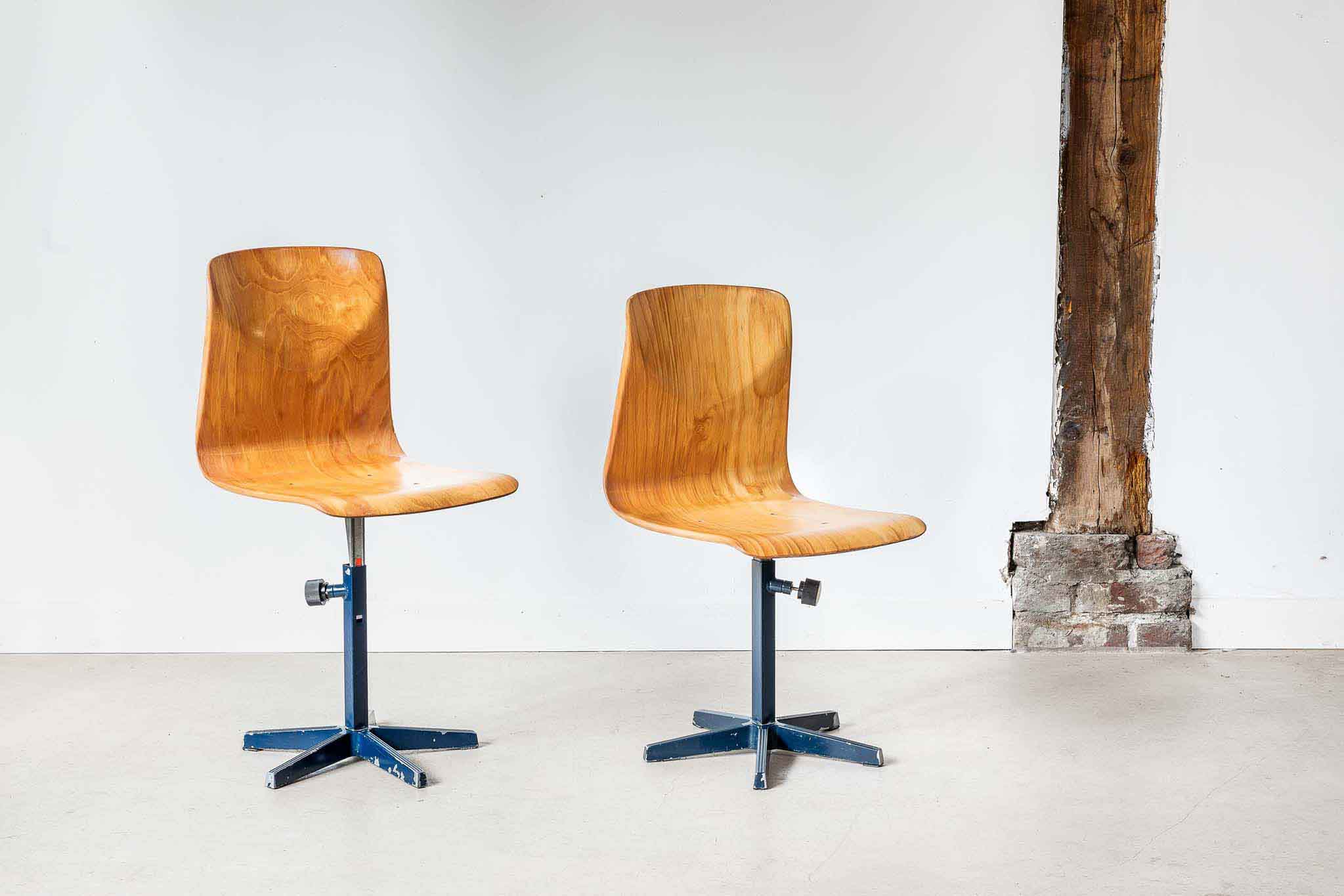 Chaise Galvanitas pied étoile bleu