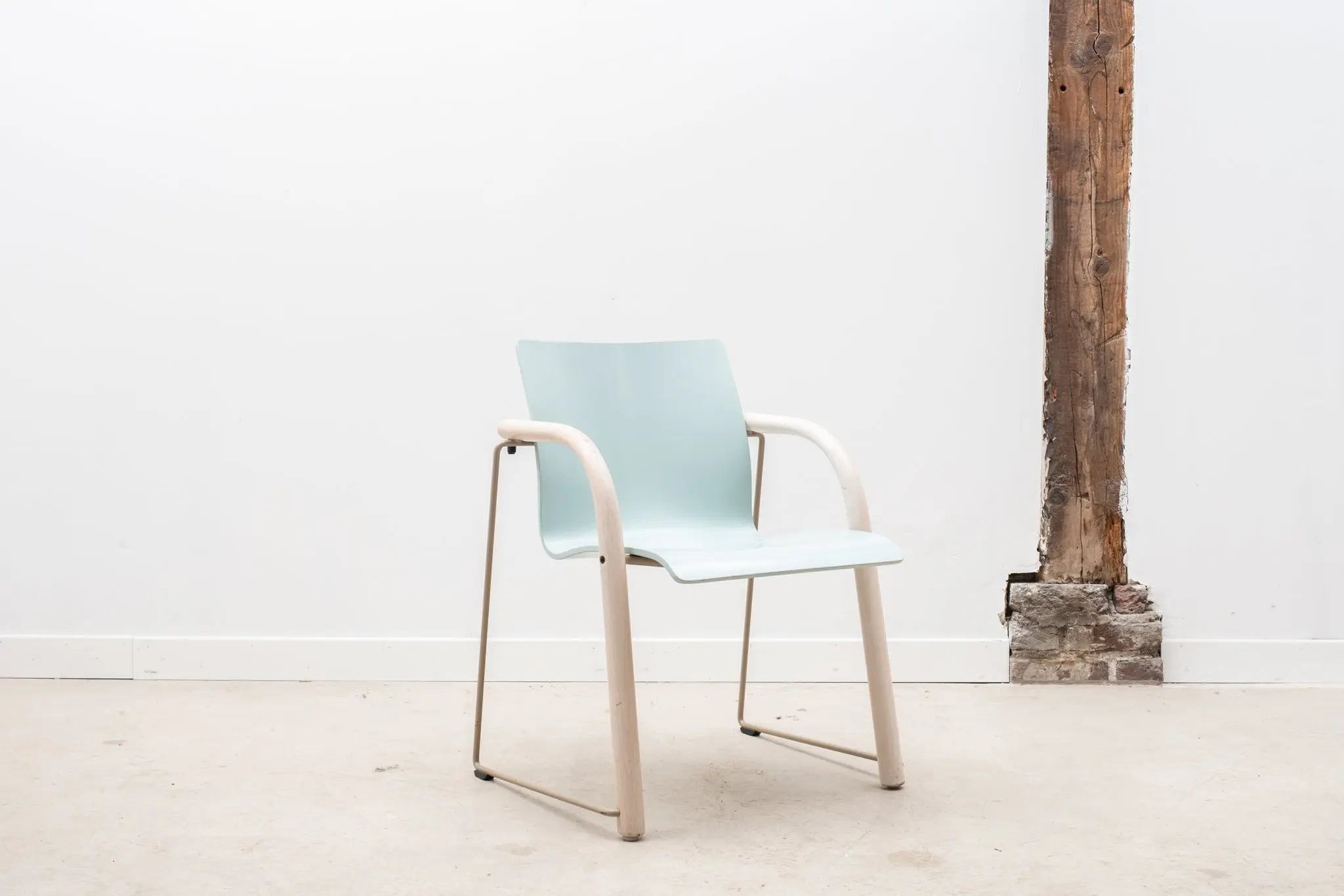 Fauteuil Thonet S320 bleu ciel et blanc Cartel de Belleville