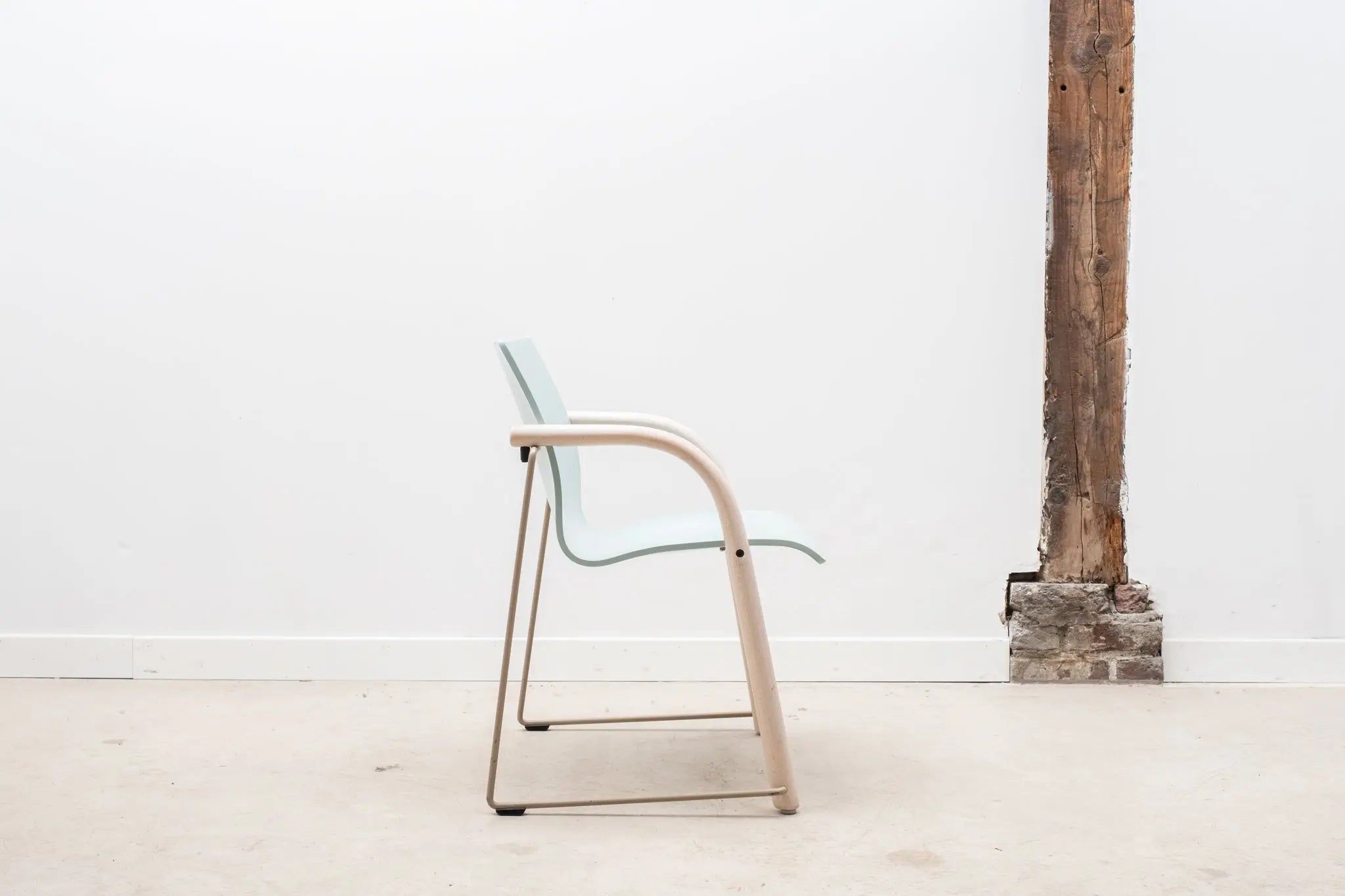 Fauteuil Thonet S320 bleu ciel et blanc Cartel de Belleville