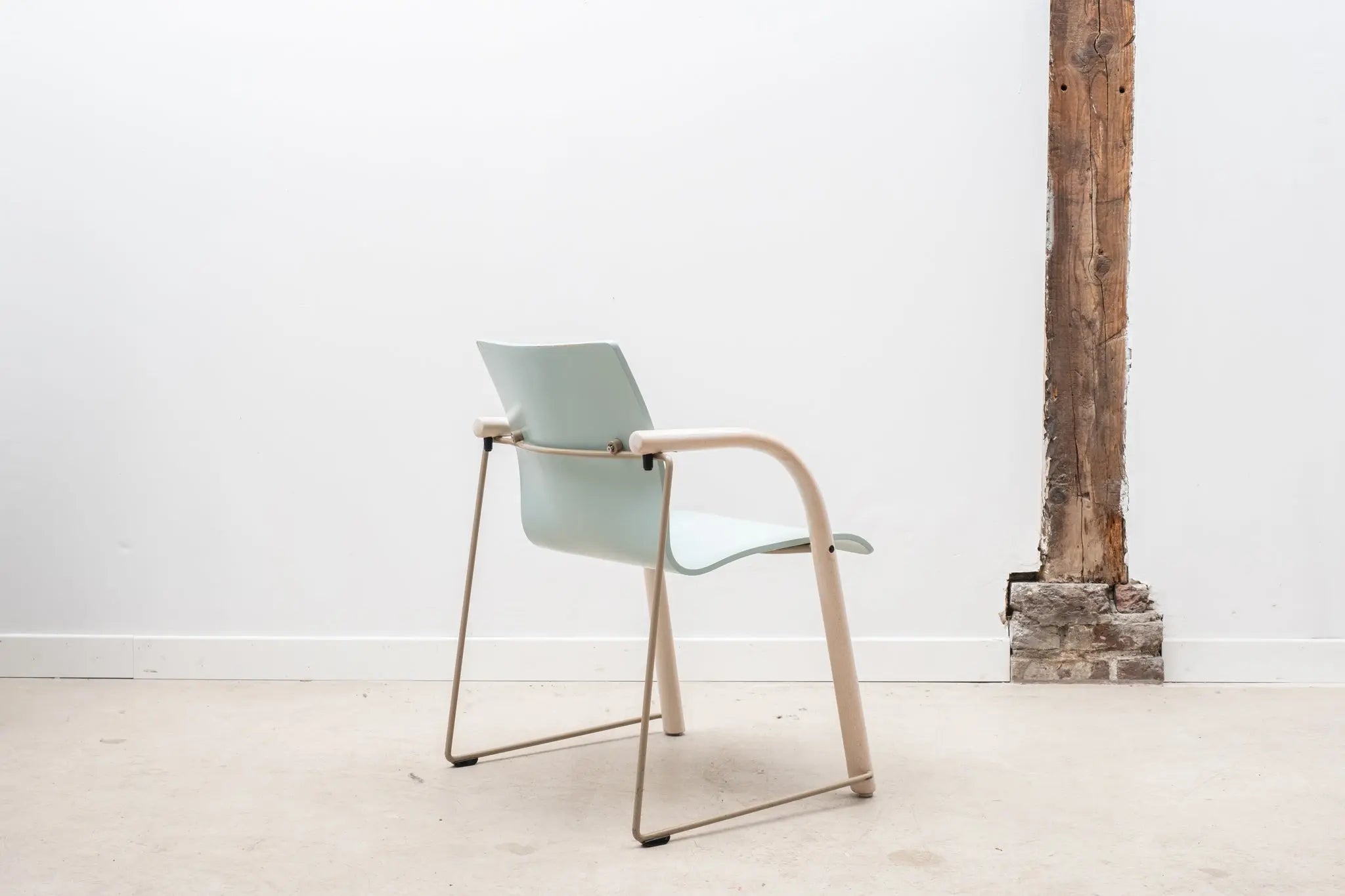 Fauteuil Thonet S320 bleu ciel et blanc Cartel de Belleville