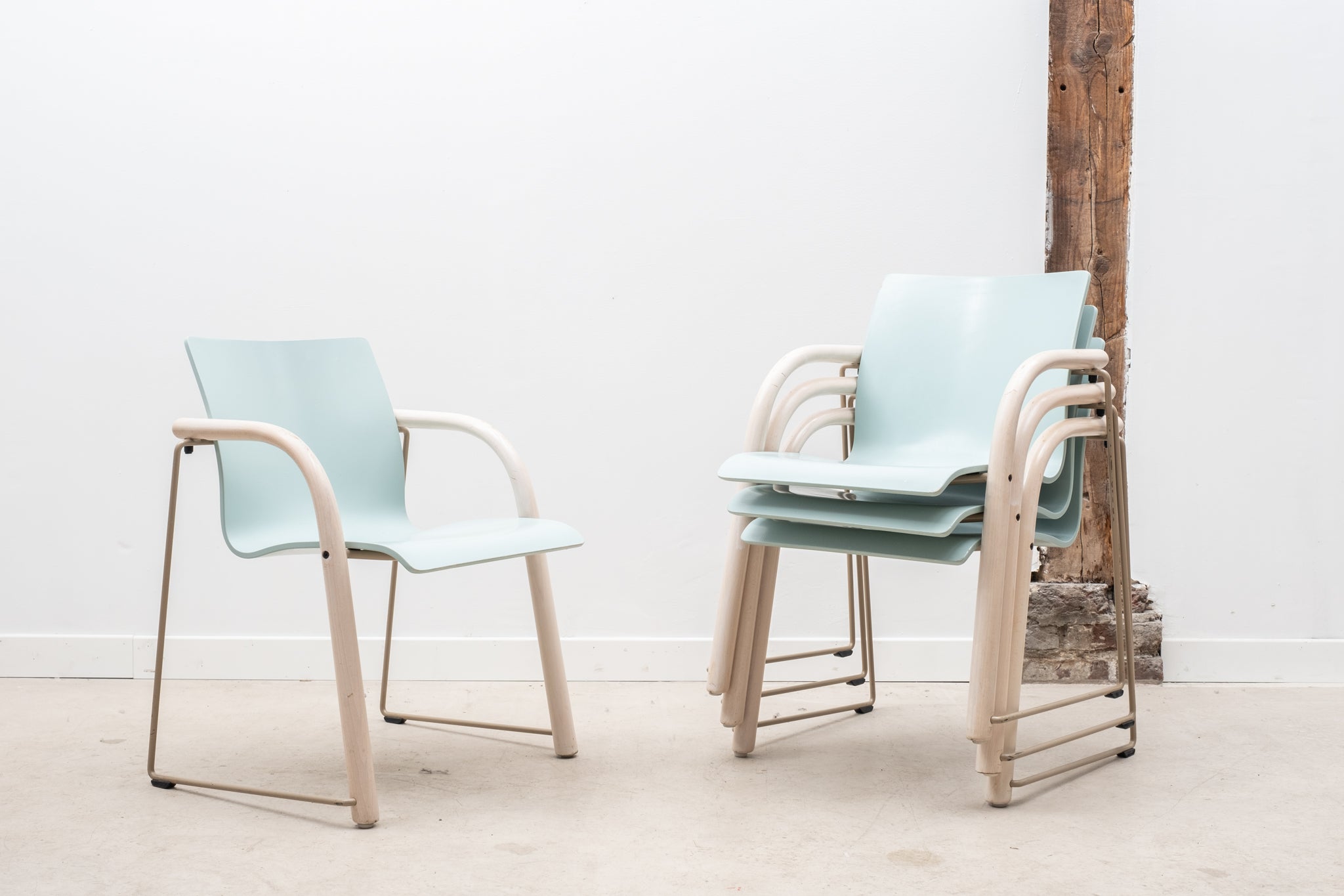 Fauteuil Thonet S320 bleu ciel et blanc