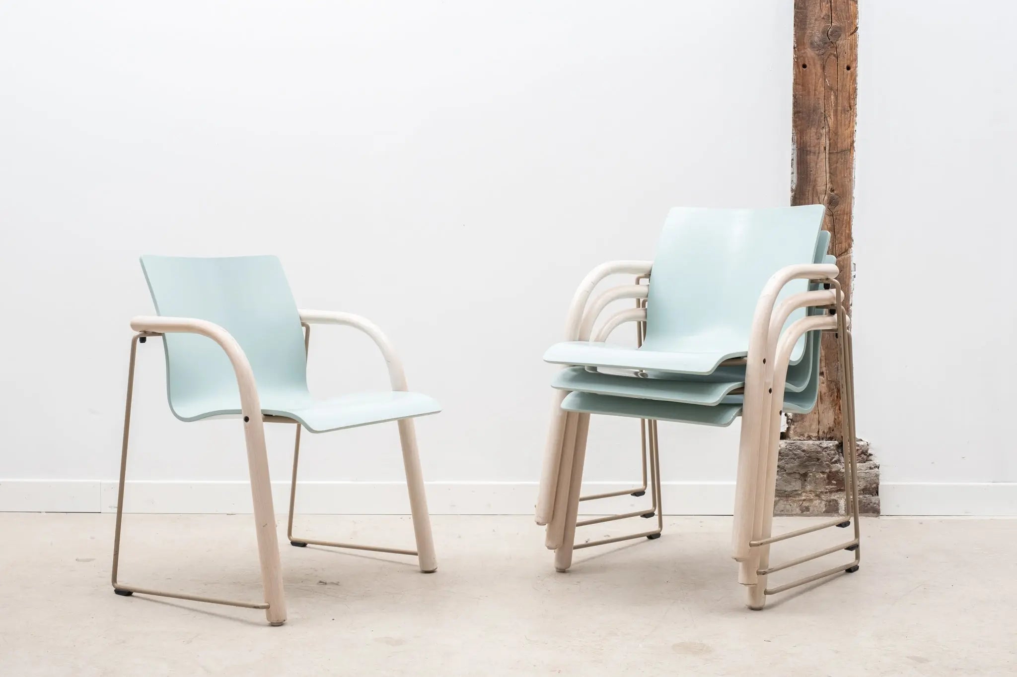 Fauteuil Thonet S320 bleu ciel et blanc Cartel de Belleville