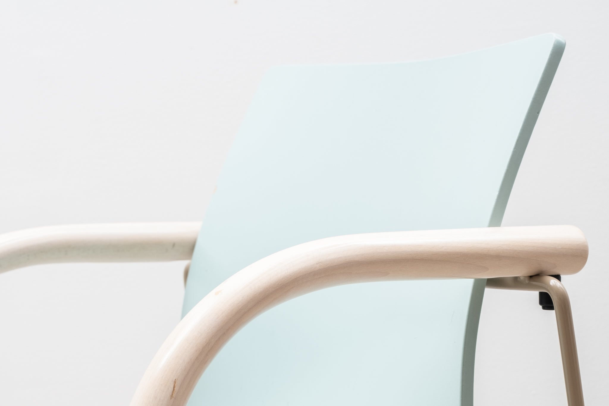 Fauteuil Thonet S320 bleu ciel et blanc