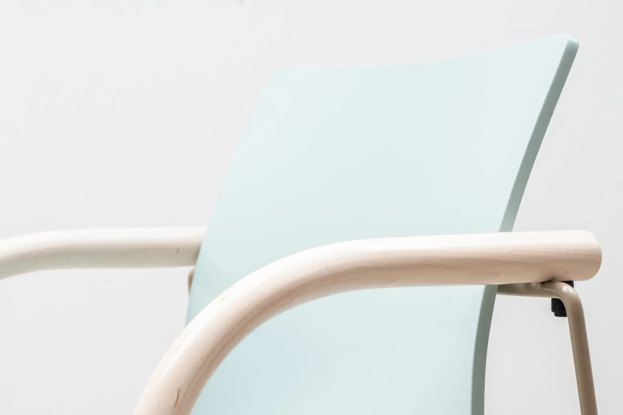 Fauteuil Thonet S320 bleu ciel et blanc Cartel de Belleville