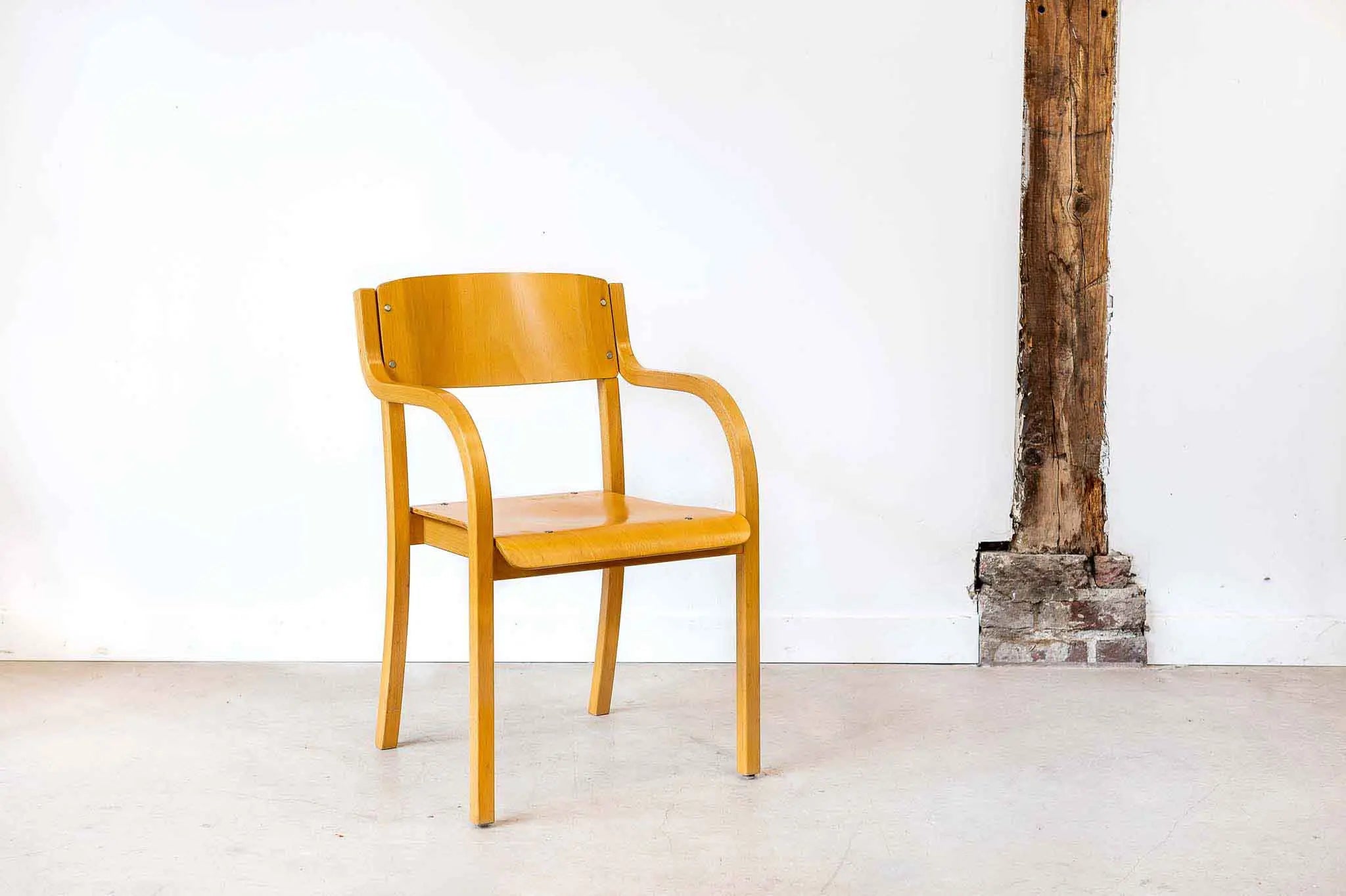 Chaise scandinave avec accoudoirs Cartel de Belleville