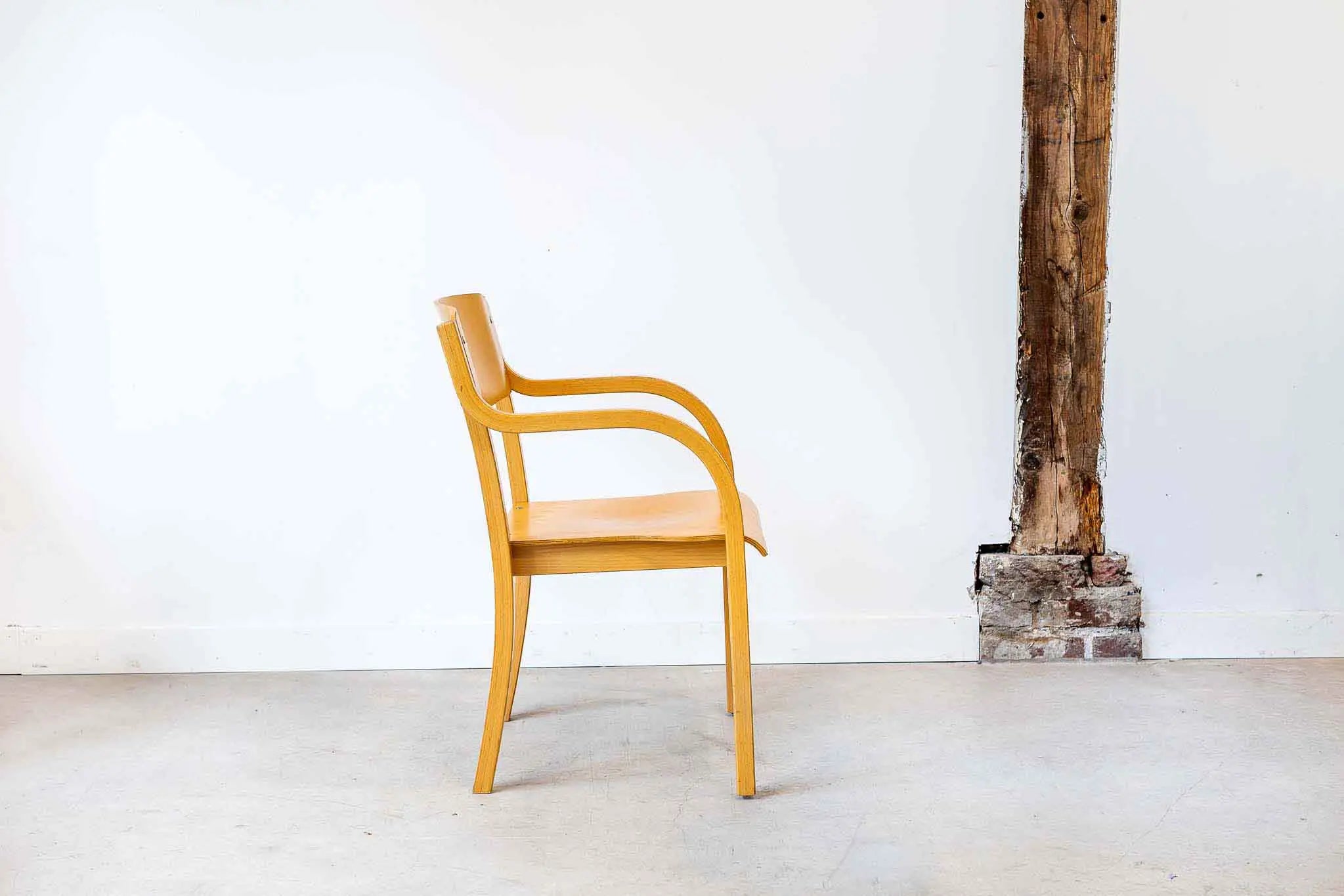 Chaise scandinave avec accoudoirs Cartel de Belleville
