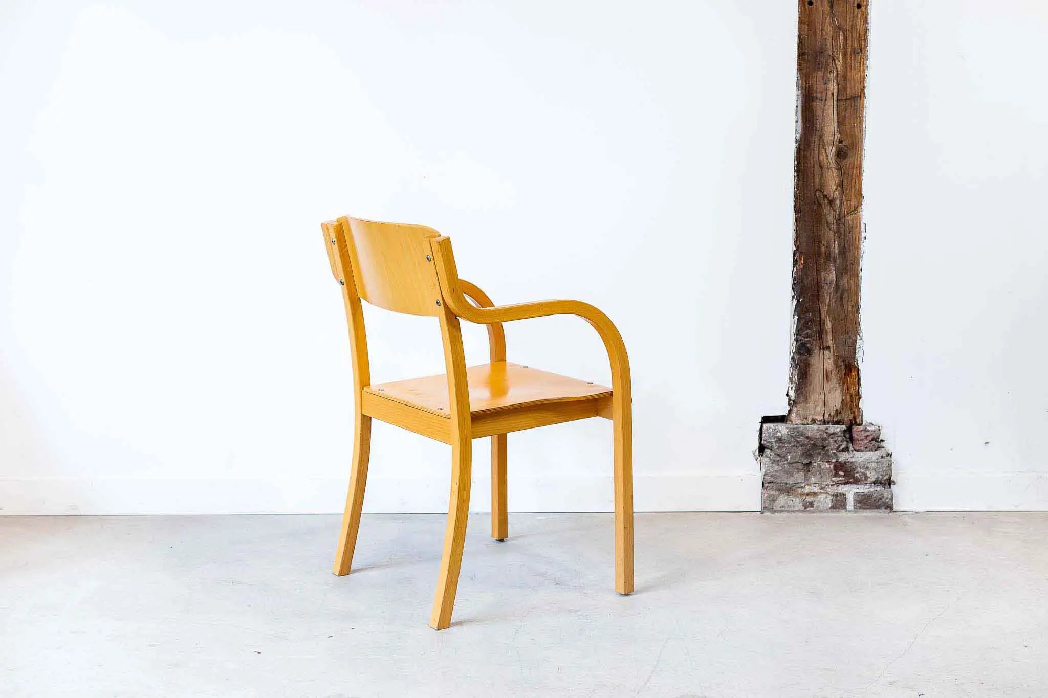 Chaise scandinave avec accoudoirs Cartel de Belleville