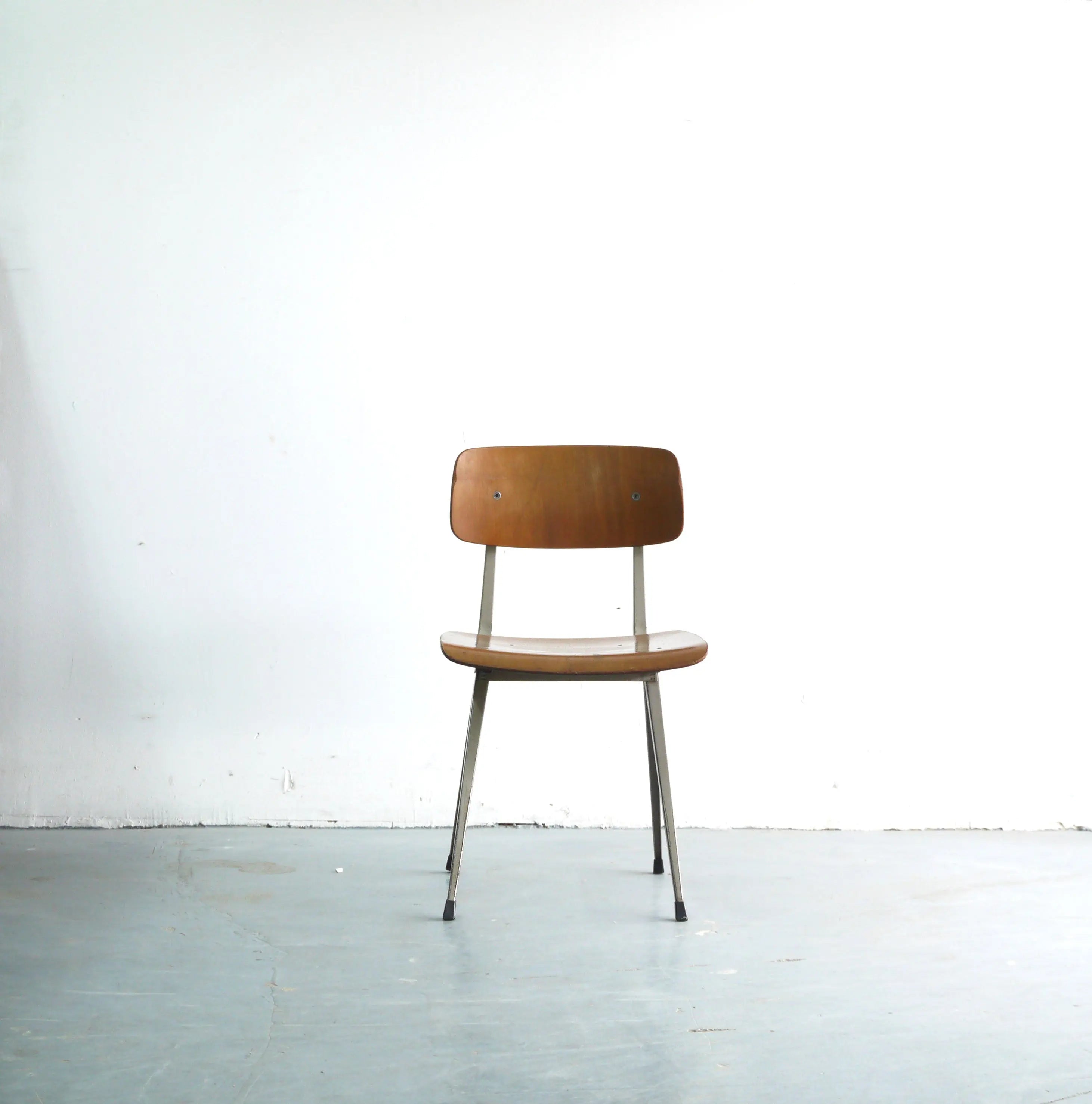 Chaise vintage Friso Kramer Result chêne et gris Cartel de Belleville