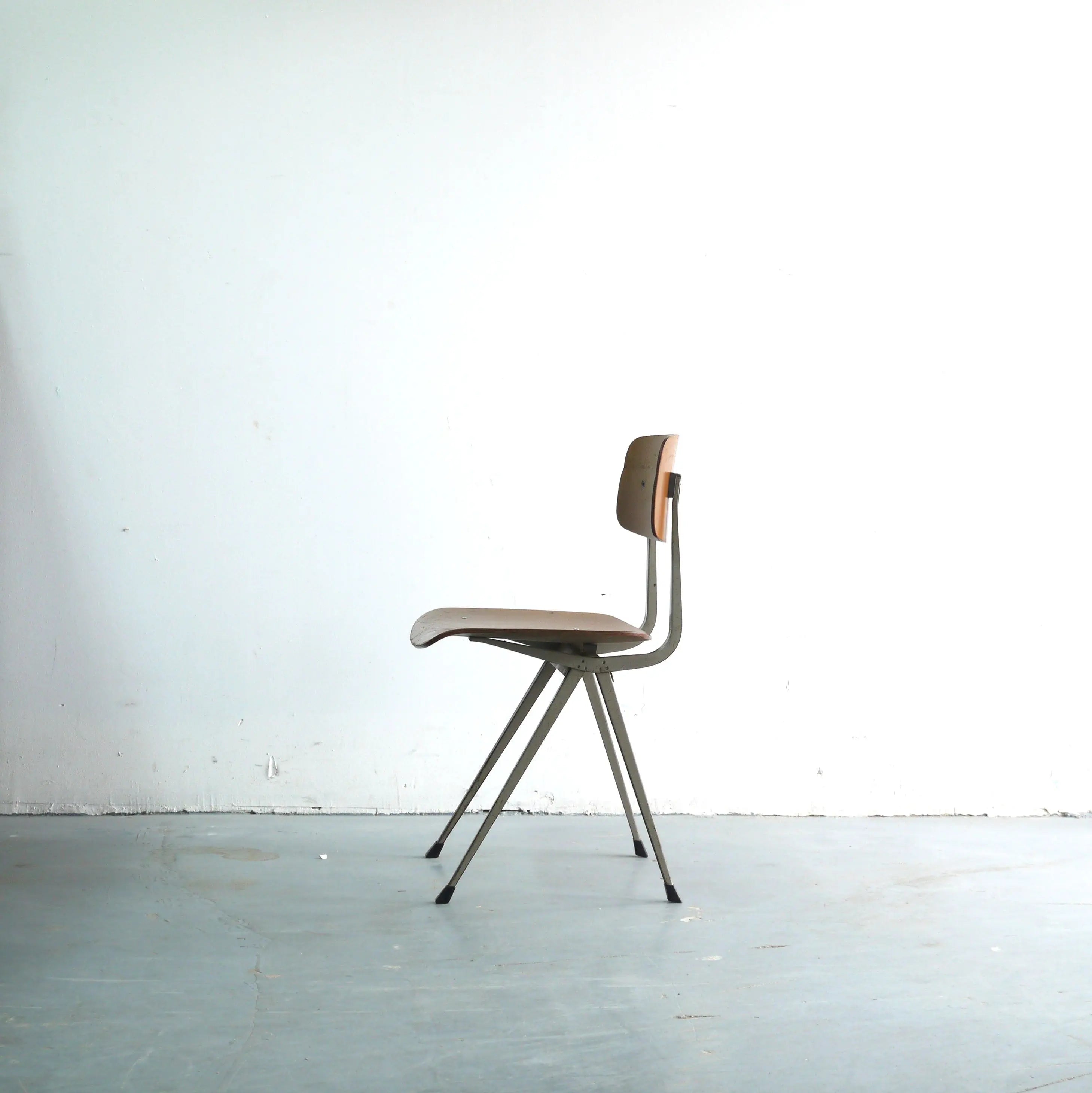 Chaise vintage Friso Kramer Result chêne et gris Cartel de Belleville