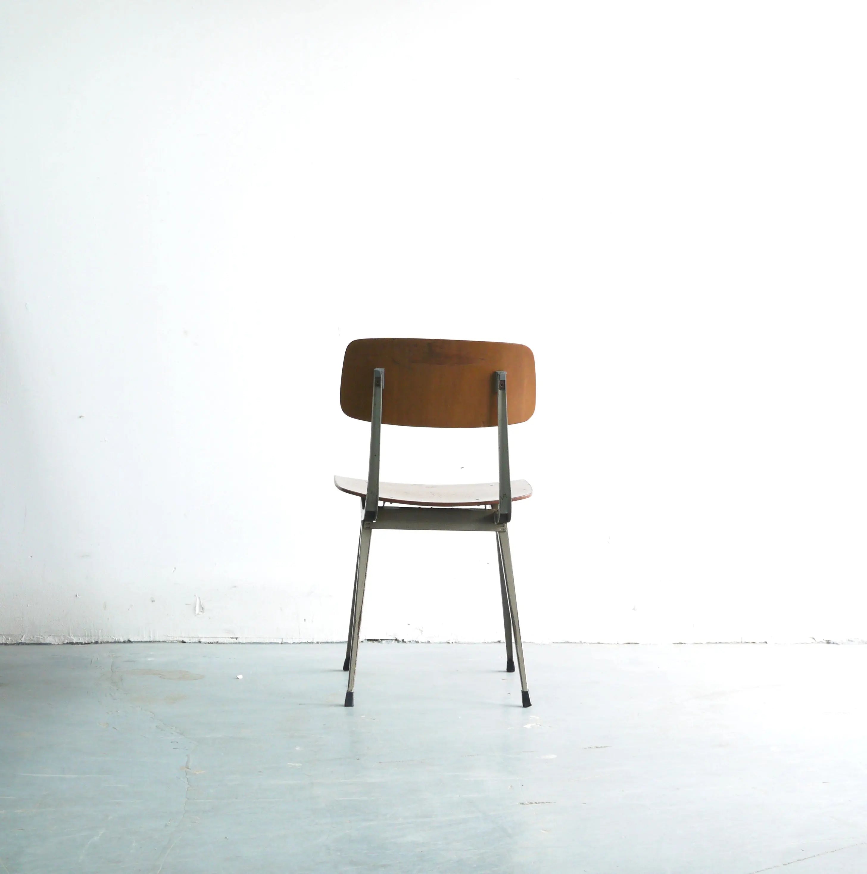 Chaise vintage Friso Kramer Result chêne et gris Cartel de Belleville
