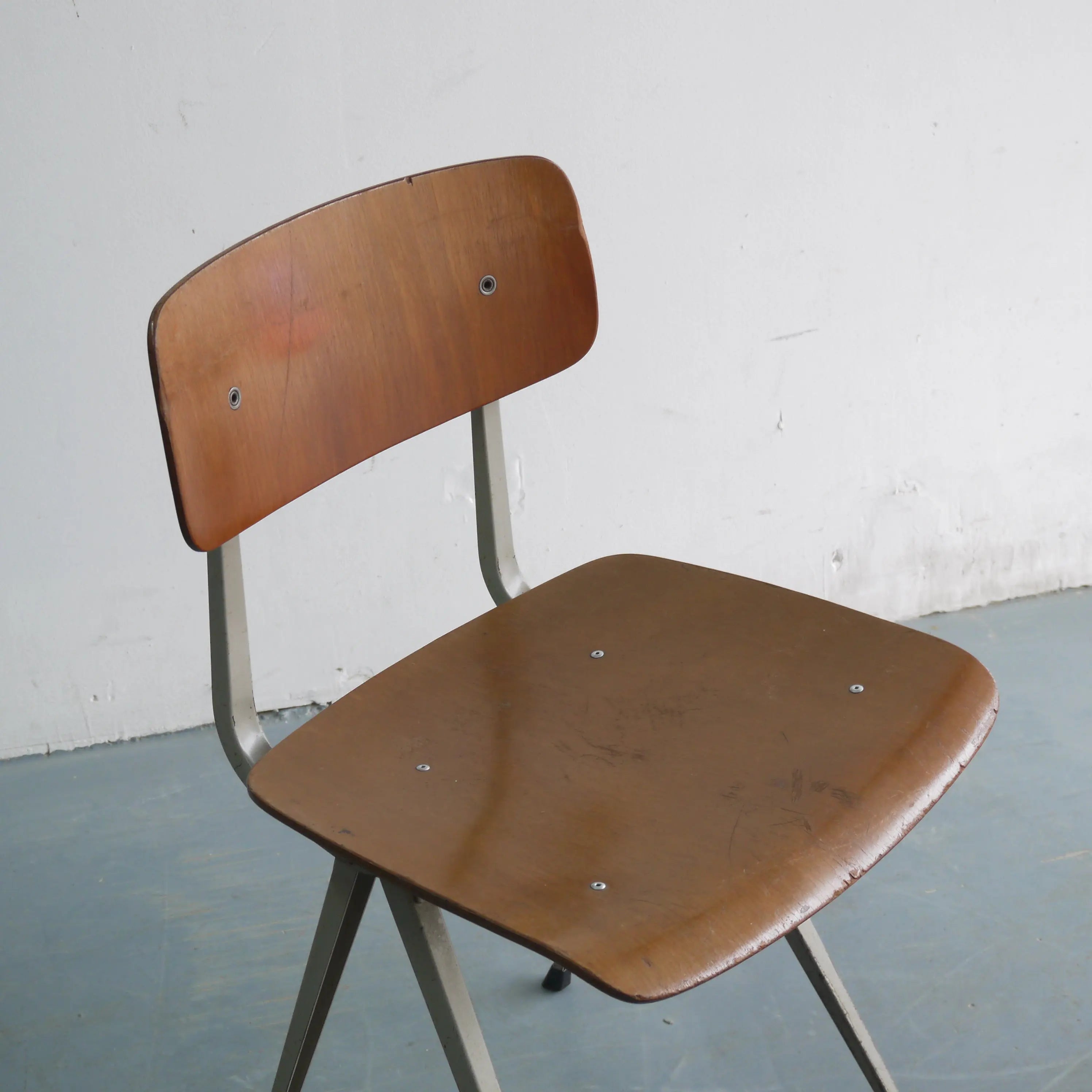 Chaise vintage Friso Kramer Result chêne et gris Cartel de Belleville