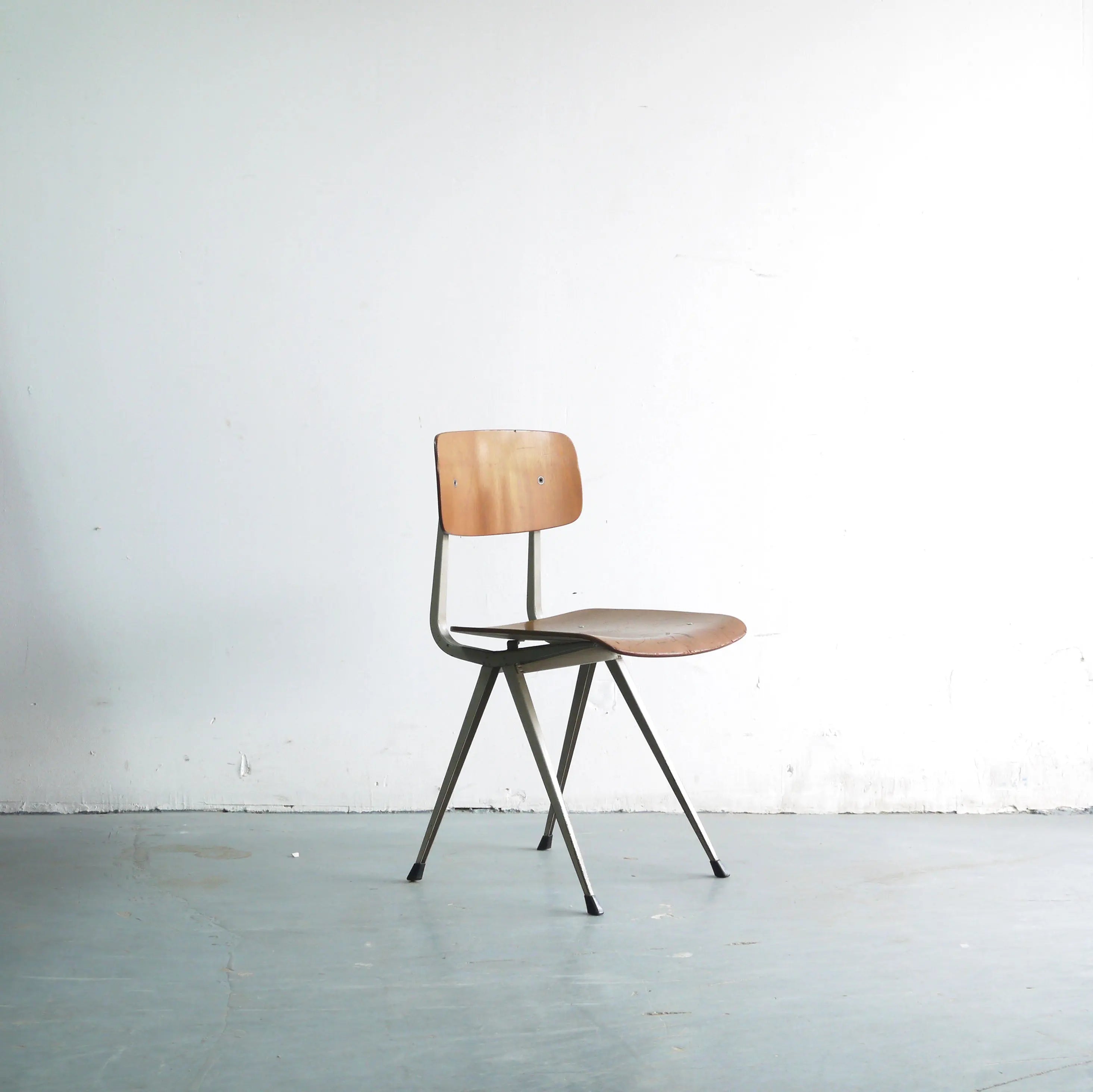 Chaise vintage Friso Kramer Result chêne et gris Cartel de Belleville