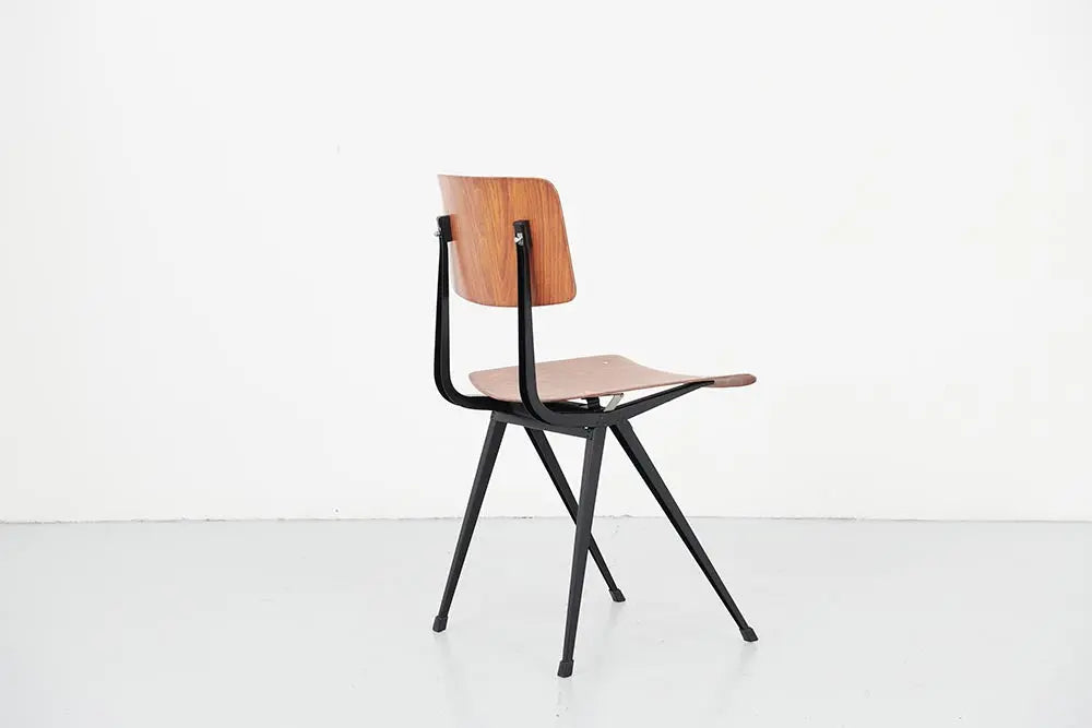 Chaise vintage Friso Kramer Result chêne et noir Cartel de Belleville