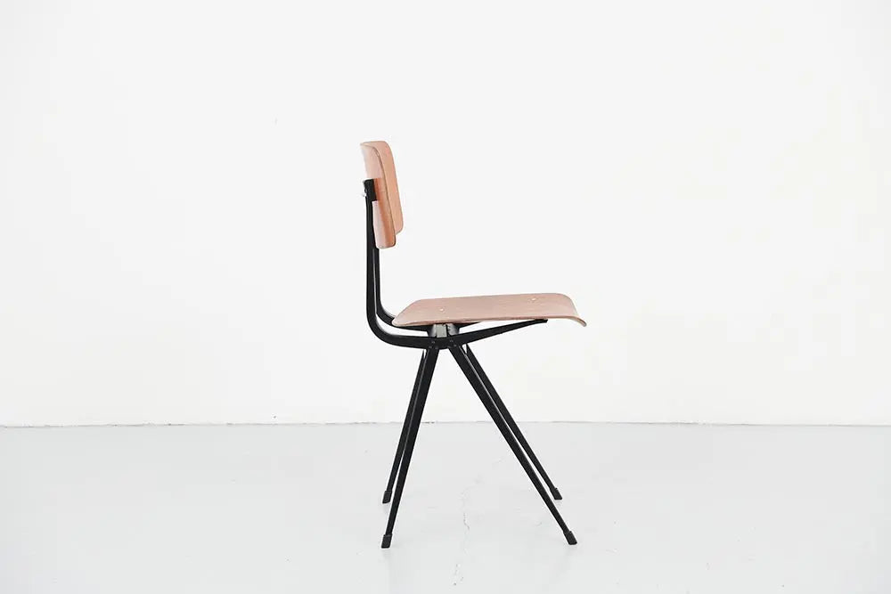 Chaise vintage Friso Kramer Result chêne et noir Cartel de Belleville