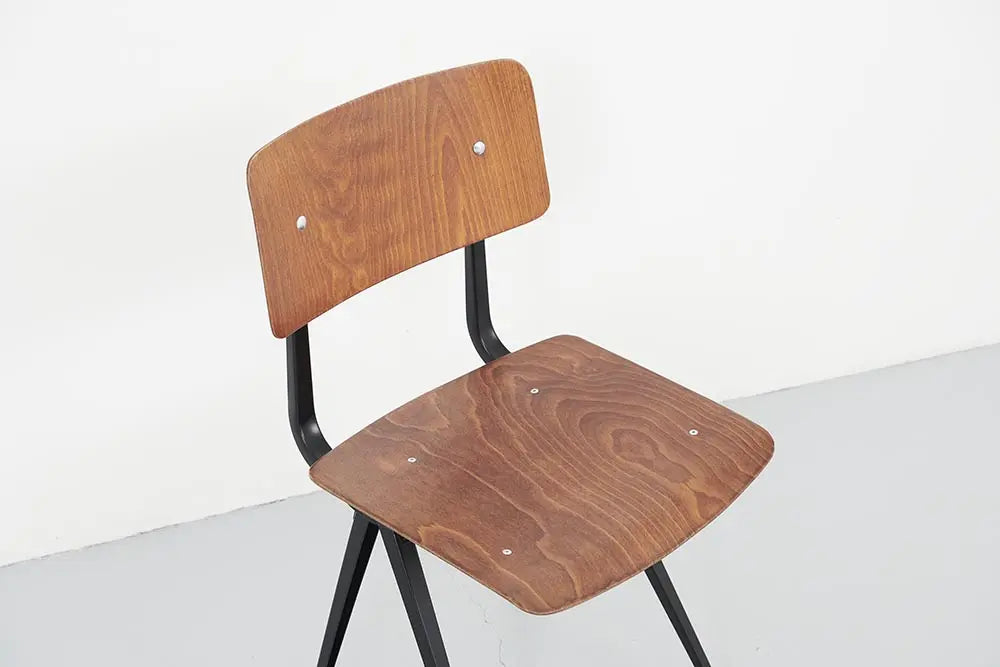 Chaise vintage Friso Kramer Result chêne et noir Cartel de Belleville