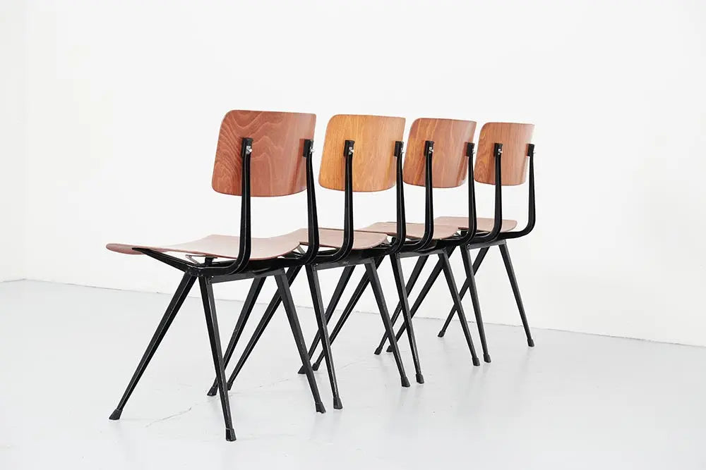 Chaise vintage Friso Kramer Result chêne et noir Cartel de Belleville
