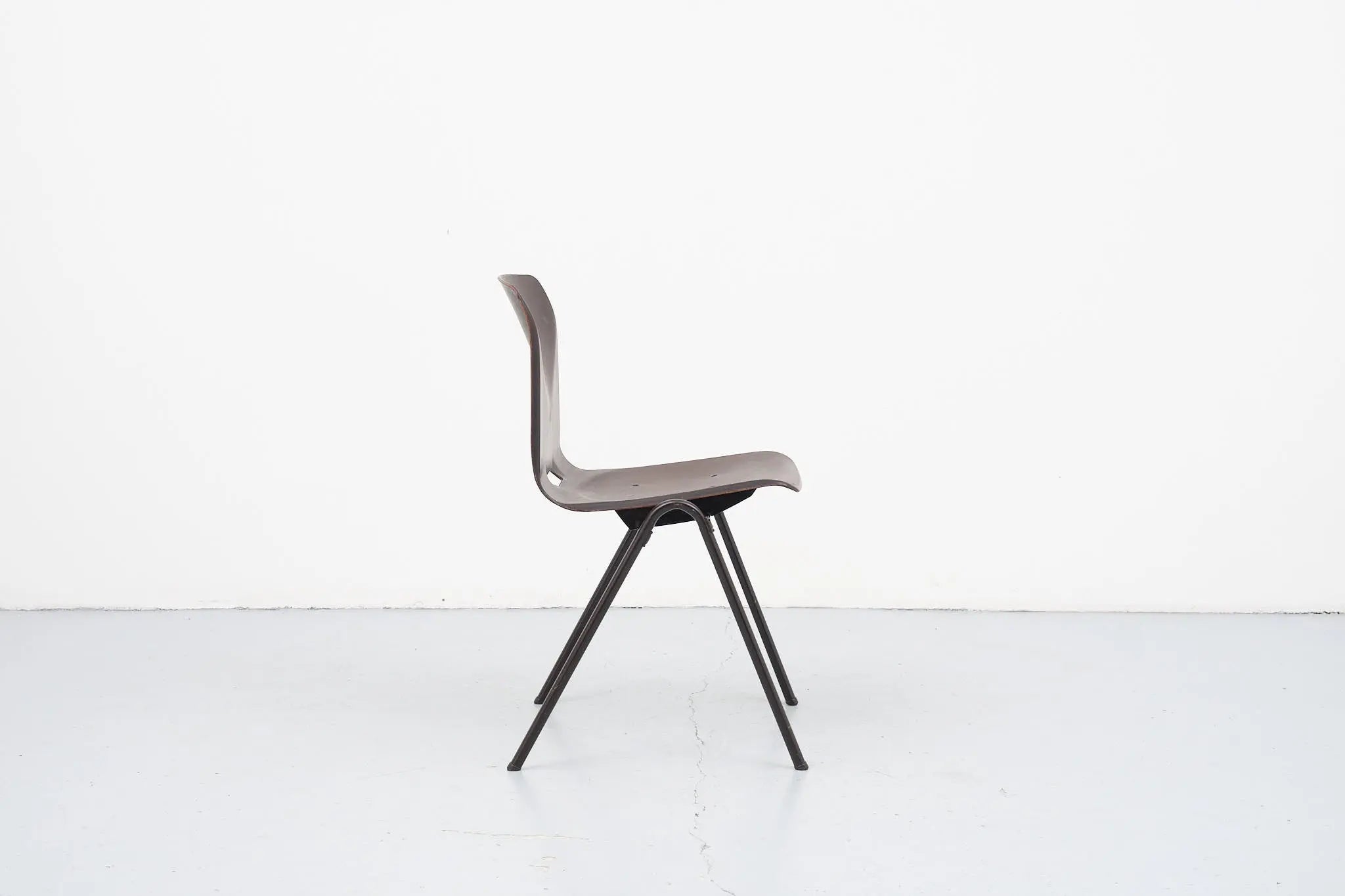 Chaise Galvanitas S25 ébène et marron Cartel de Belleville