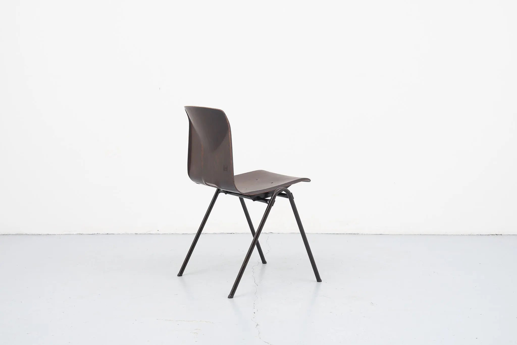 Chaise Galvanitas S25 ébène et marron Cartel de Belleville