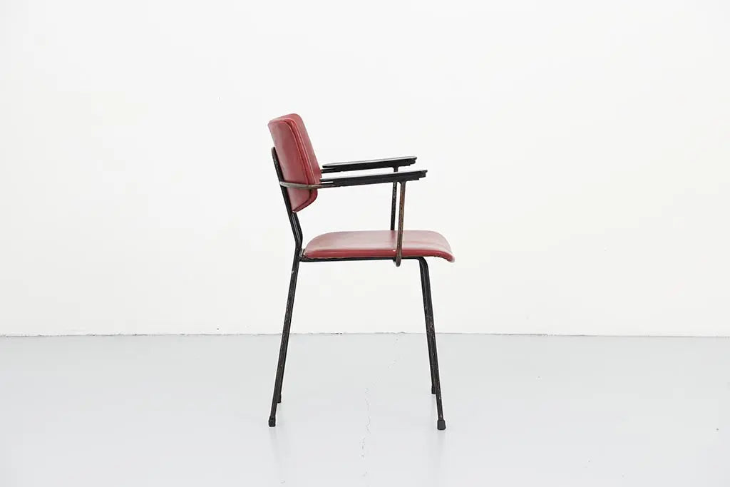 Chaise Kembo simili cuir bordeaux avec accoudoirs Cartel de Belleville