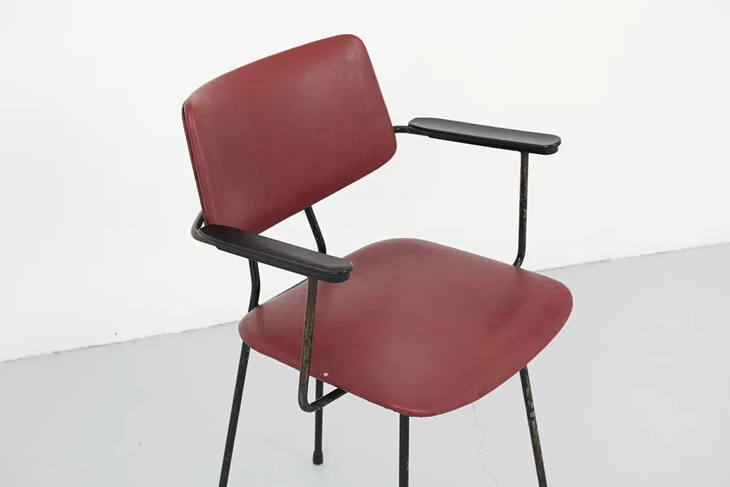 Chaise Kembo simili cuir bordeaux avec accoudoirs Cartel de Belleville