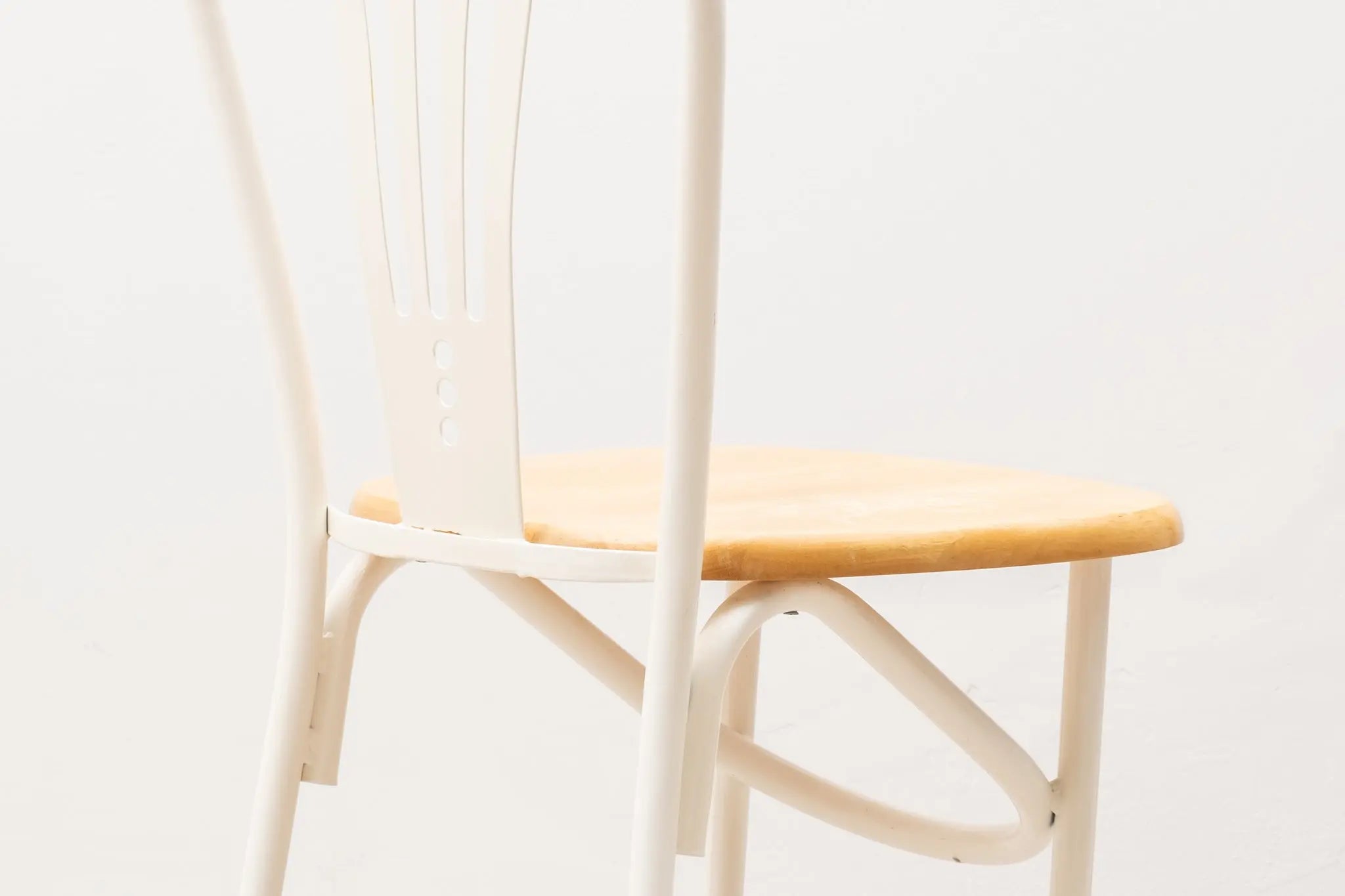 Chaise bistrot hêtre et blanc Cartel de Belleville