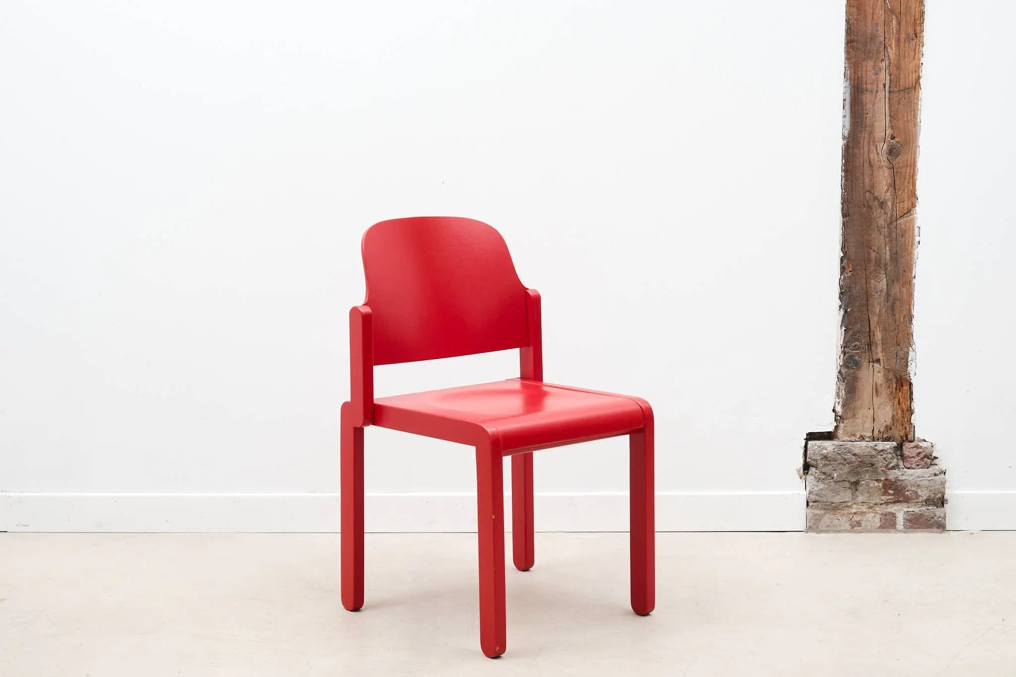 Chaise style scandinave rouge Cartel de Belleville