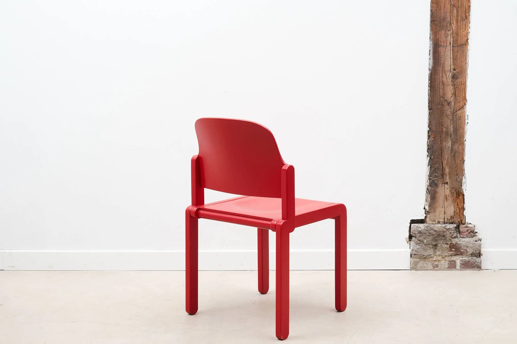 Chaise style scandinave rouge Cartel de Belleville