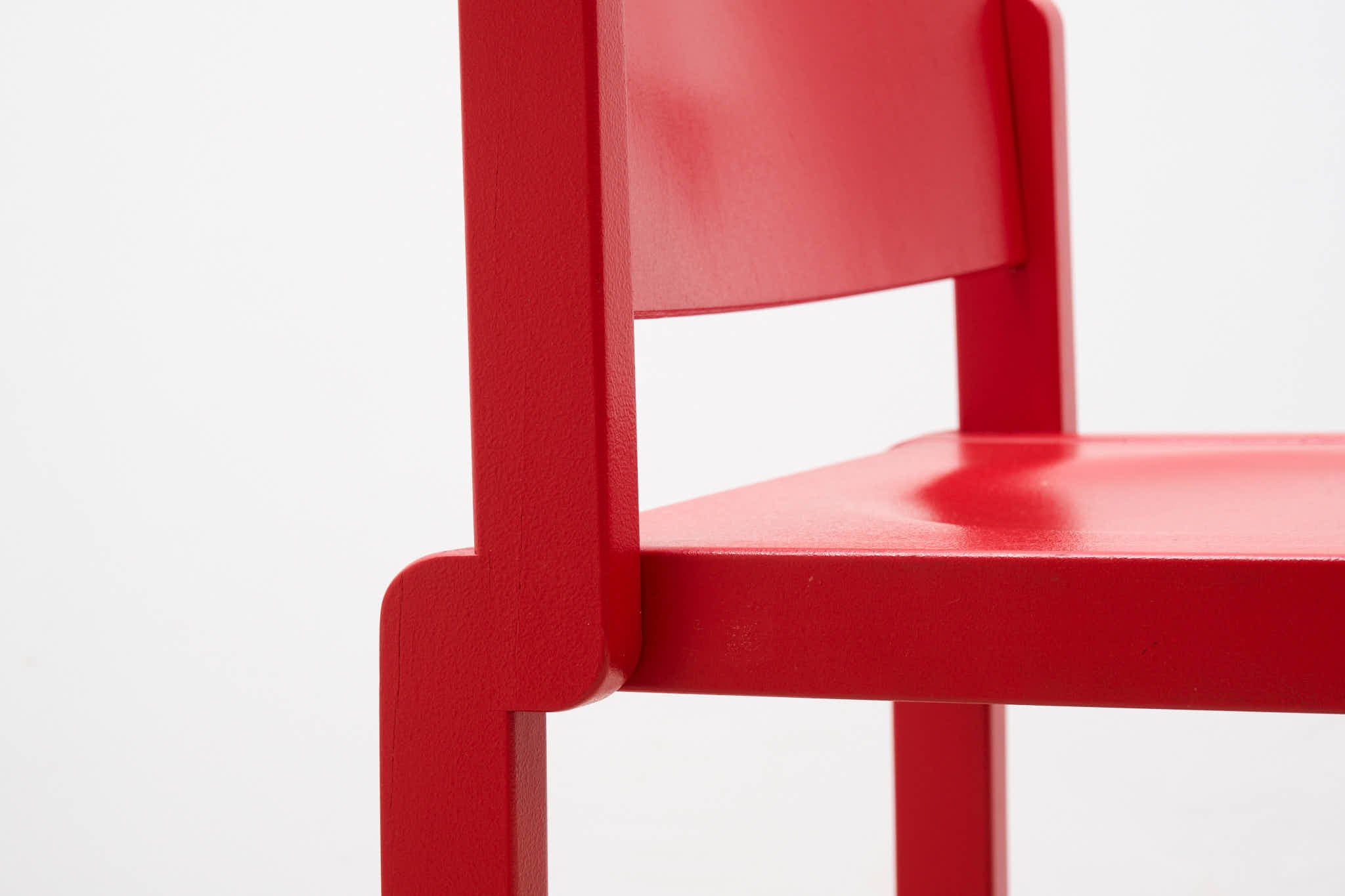 Chaise style scandinave rouge