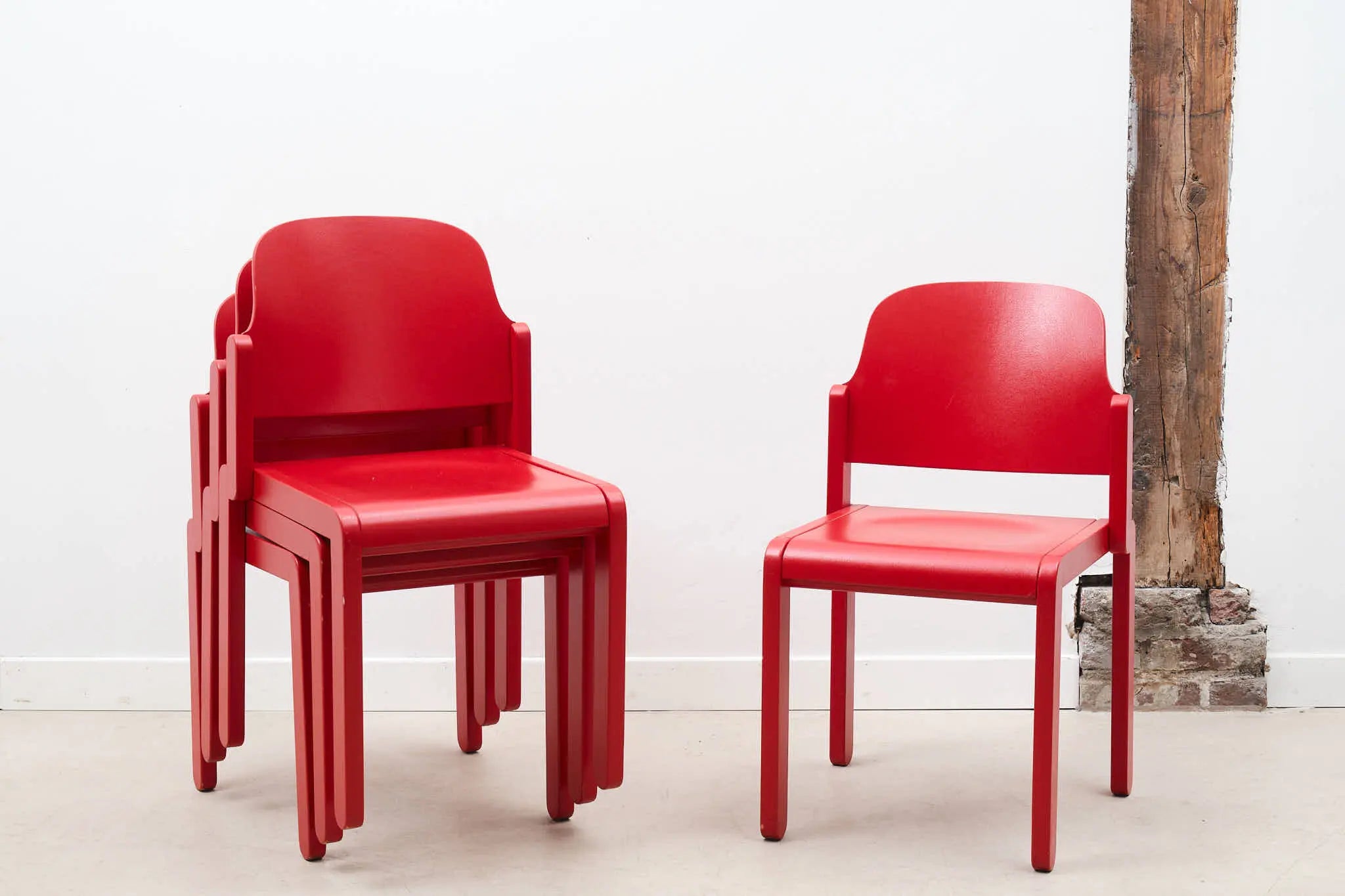 Chaise style scandinave rouge Cartel de Belleville
