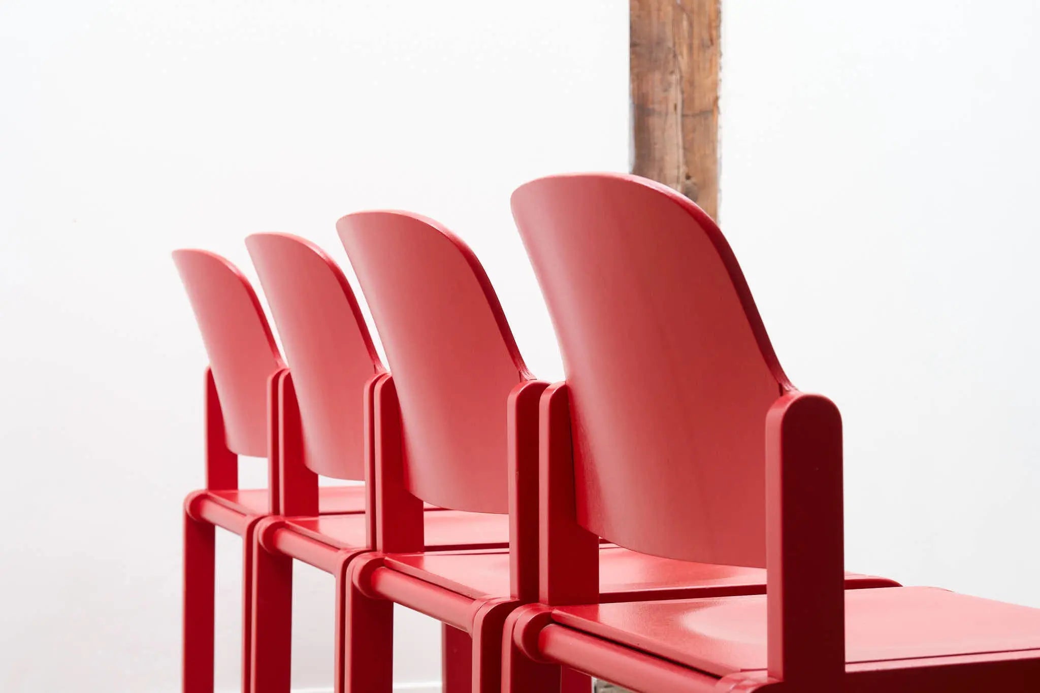 Chaise style scandinave rouge Cartel de Belleville