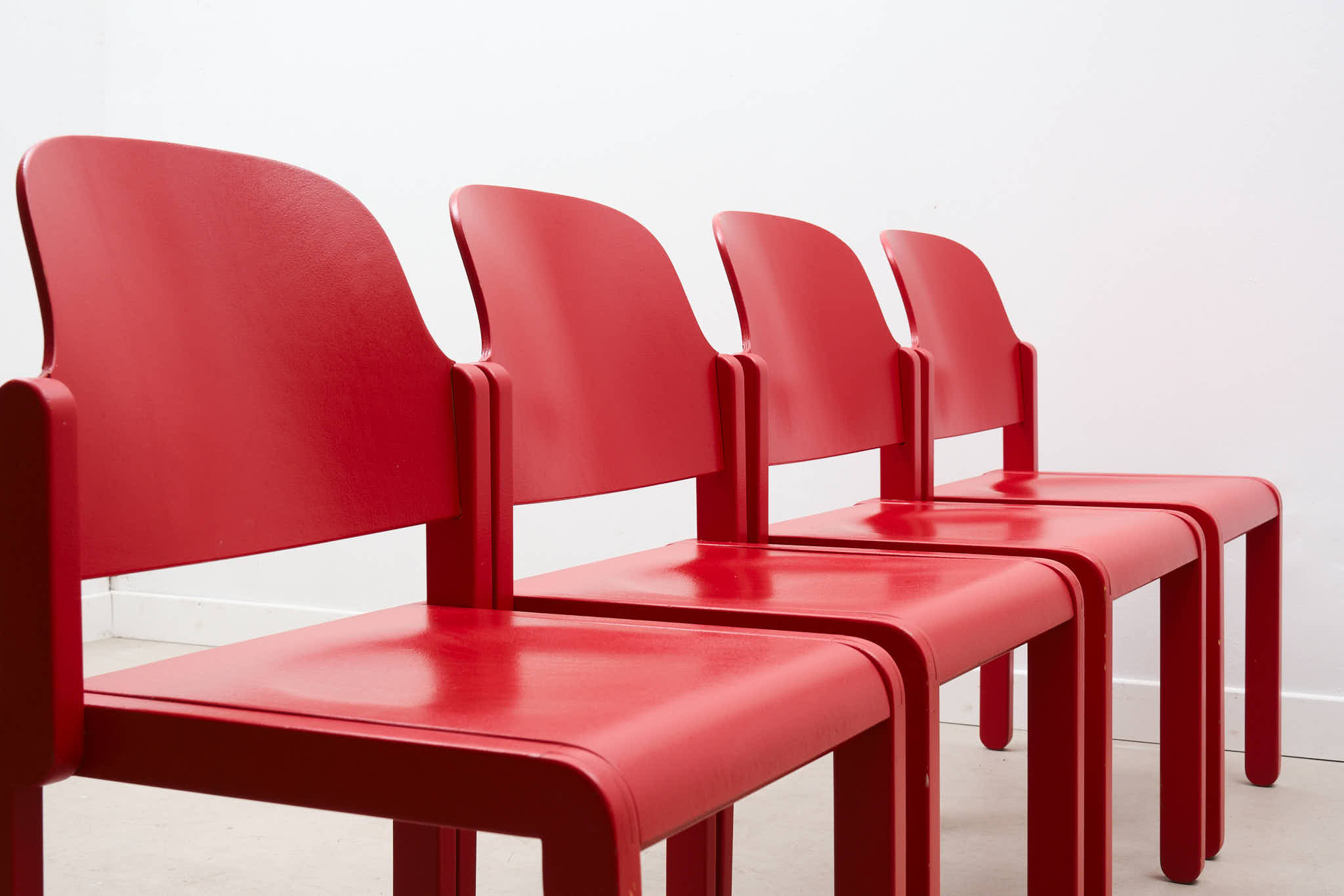 Chaise style scandinave rouge