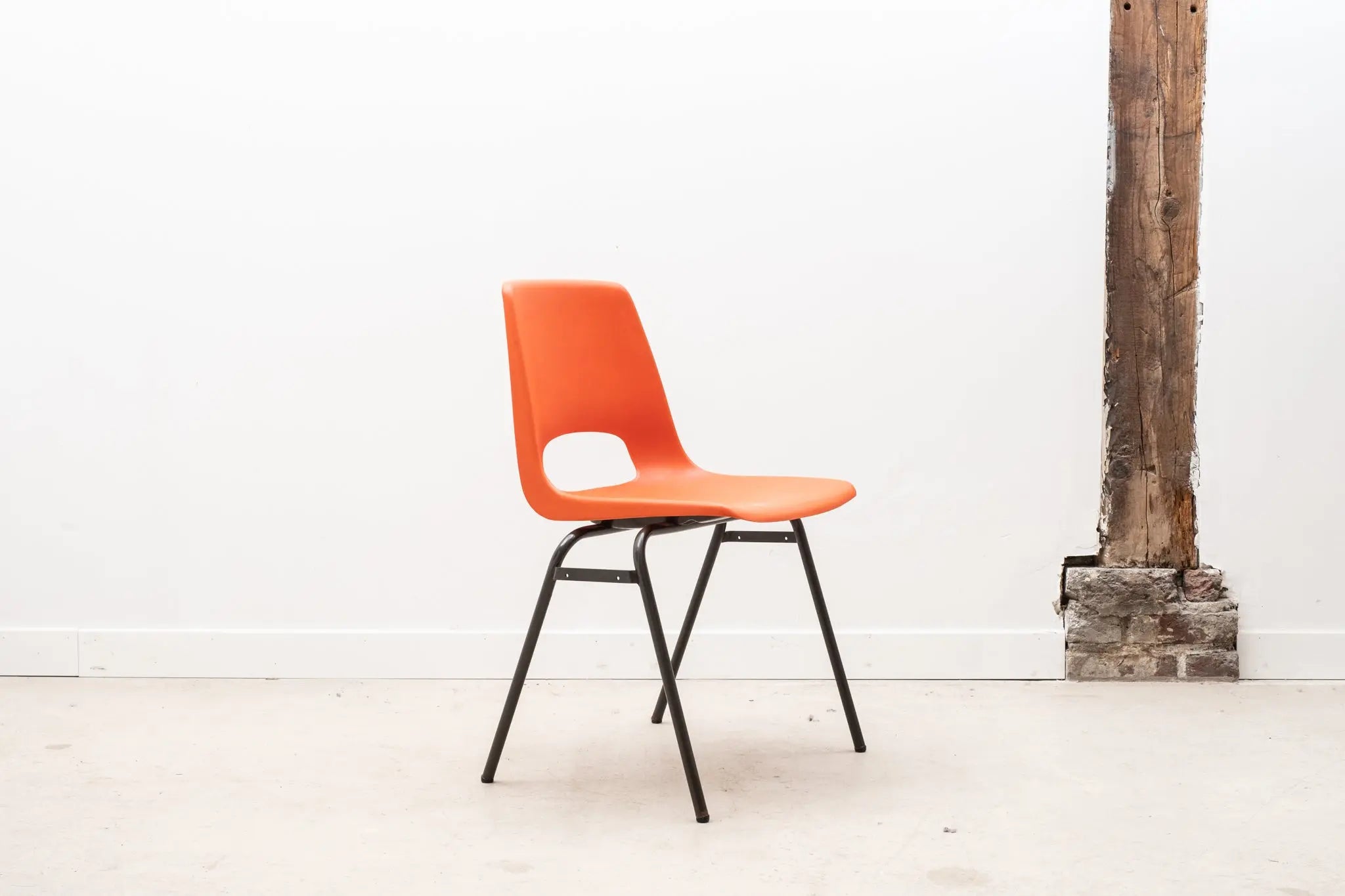 Chaise de terrasse en plastique orange et noir Cartel de Belleville