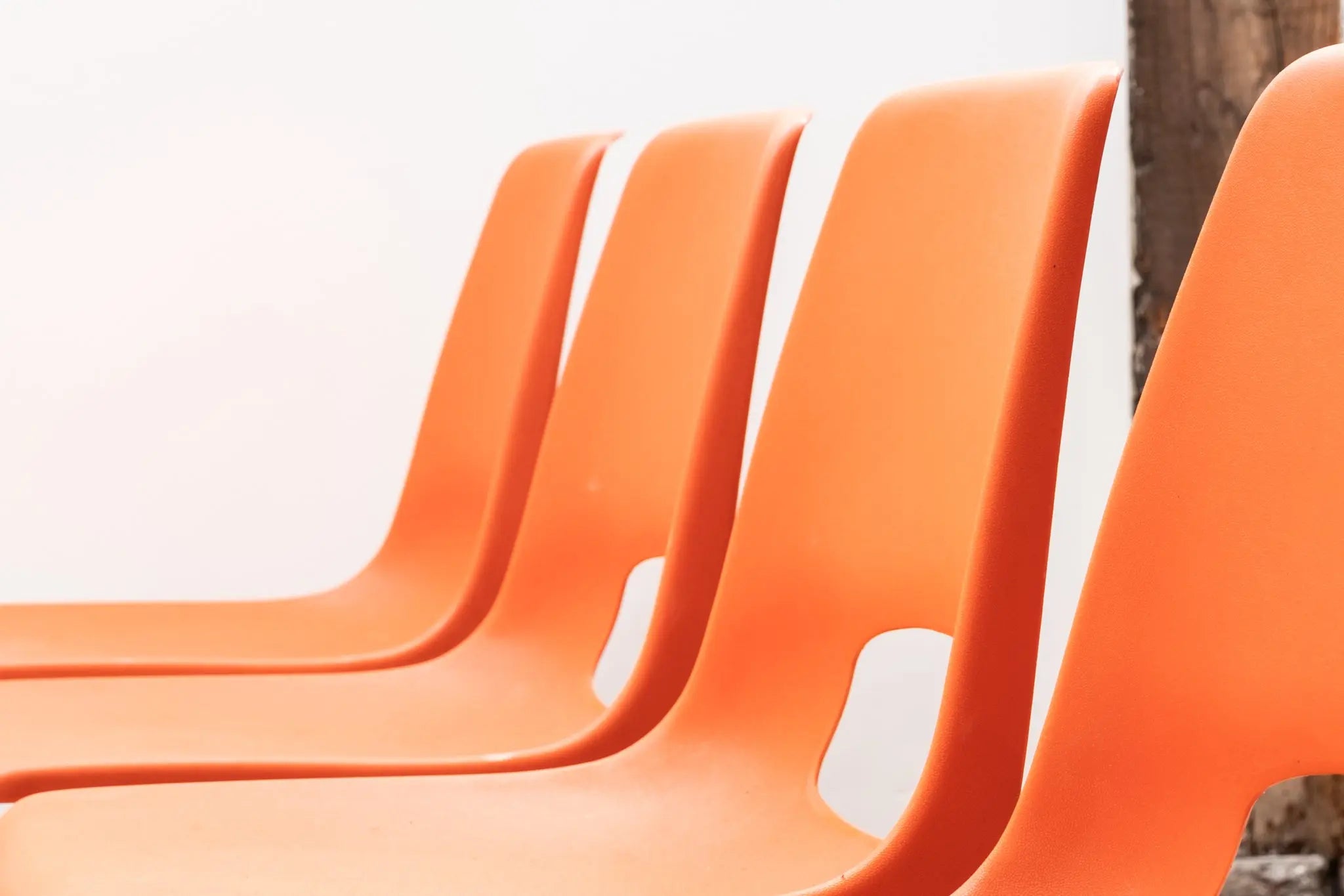Chaise de terrasse en plastique orange et noir Cartel de Belleville